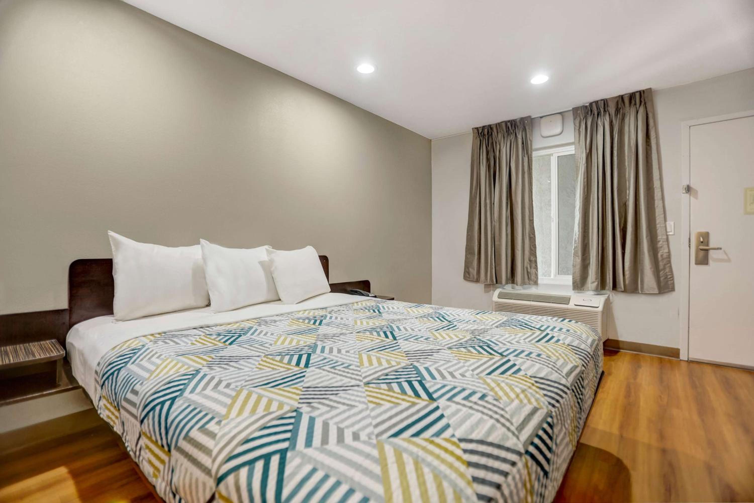 King Room - Non-Smoking - Photo 2