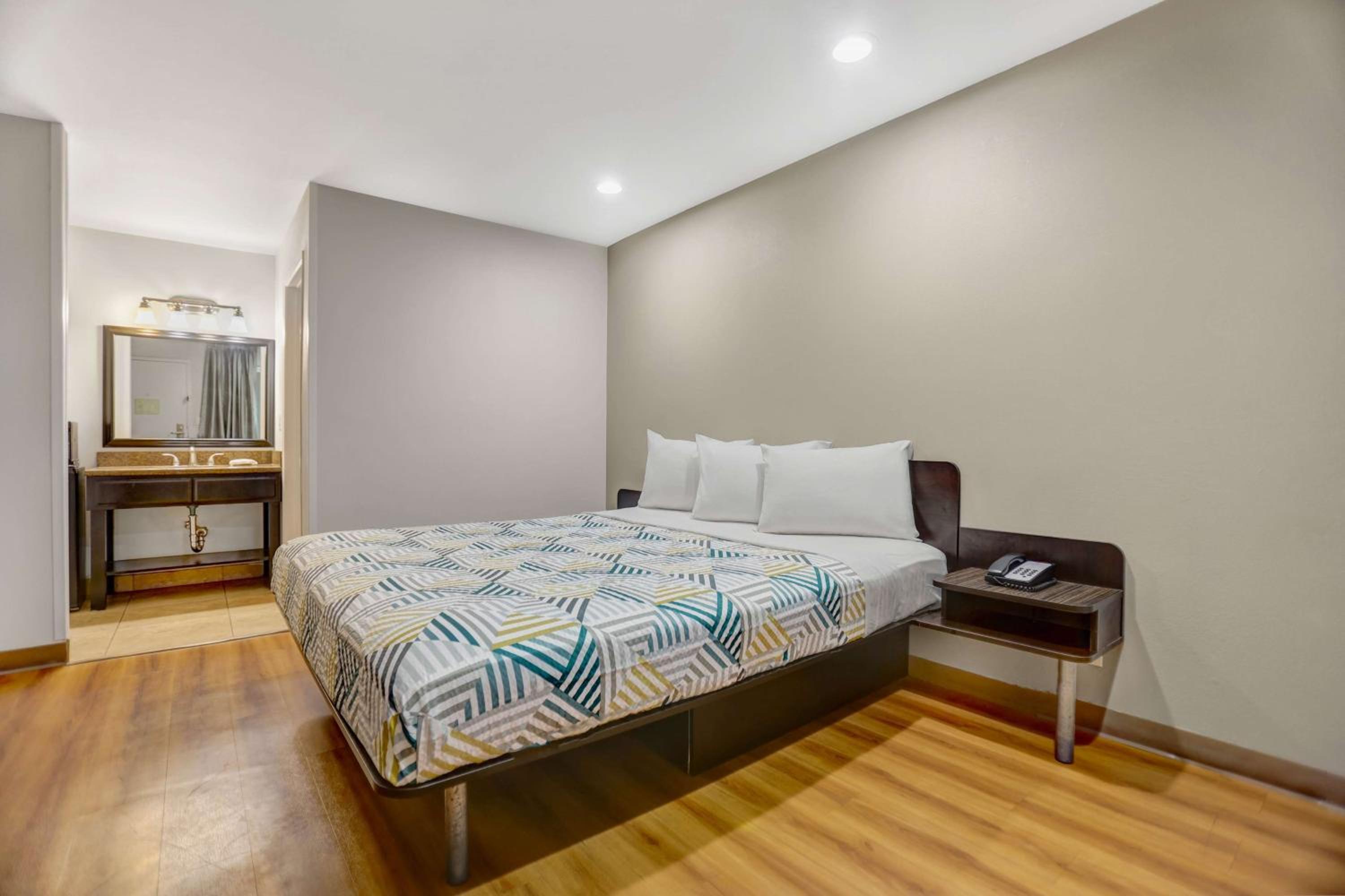 King Room - Non-Smoking - Photo 1