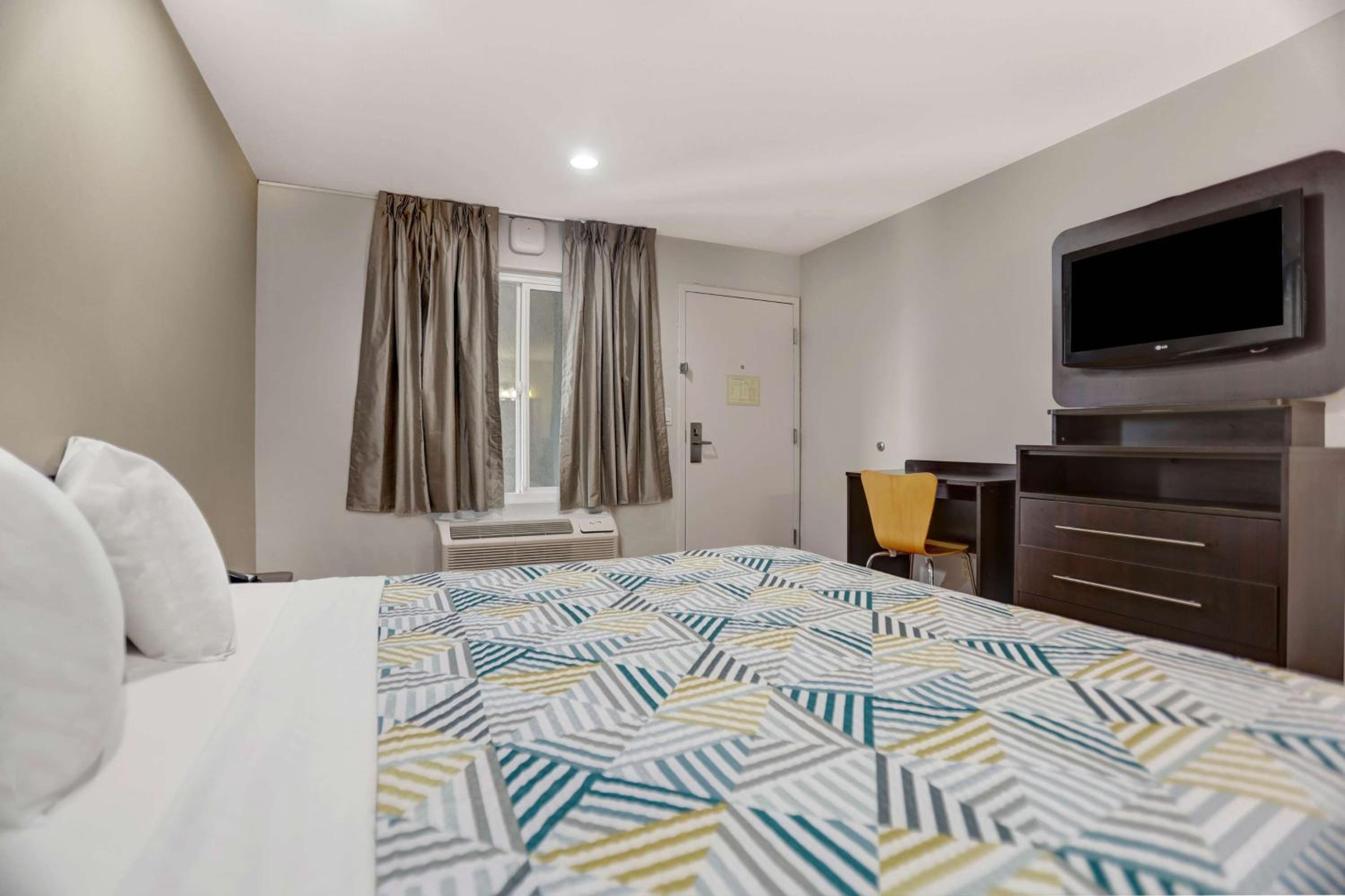 King Room - Non-Smoking - Photo 4