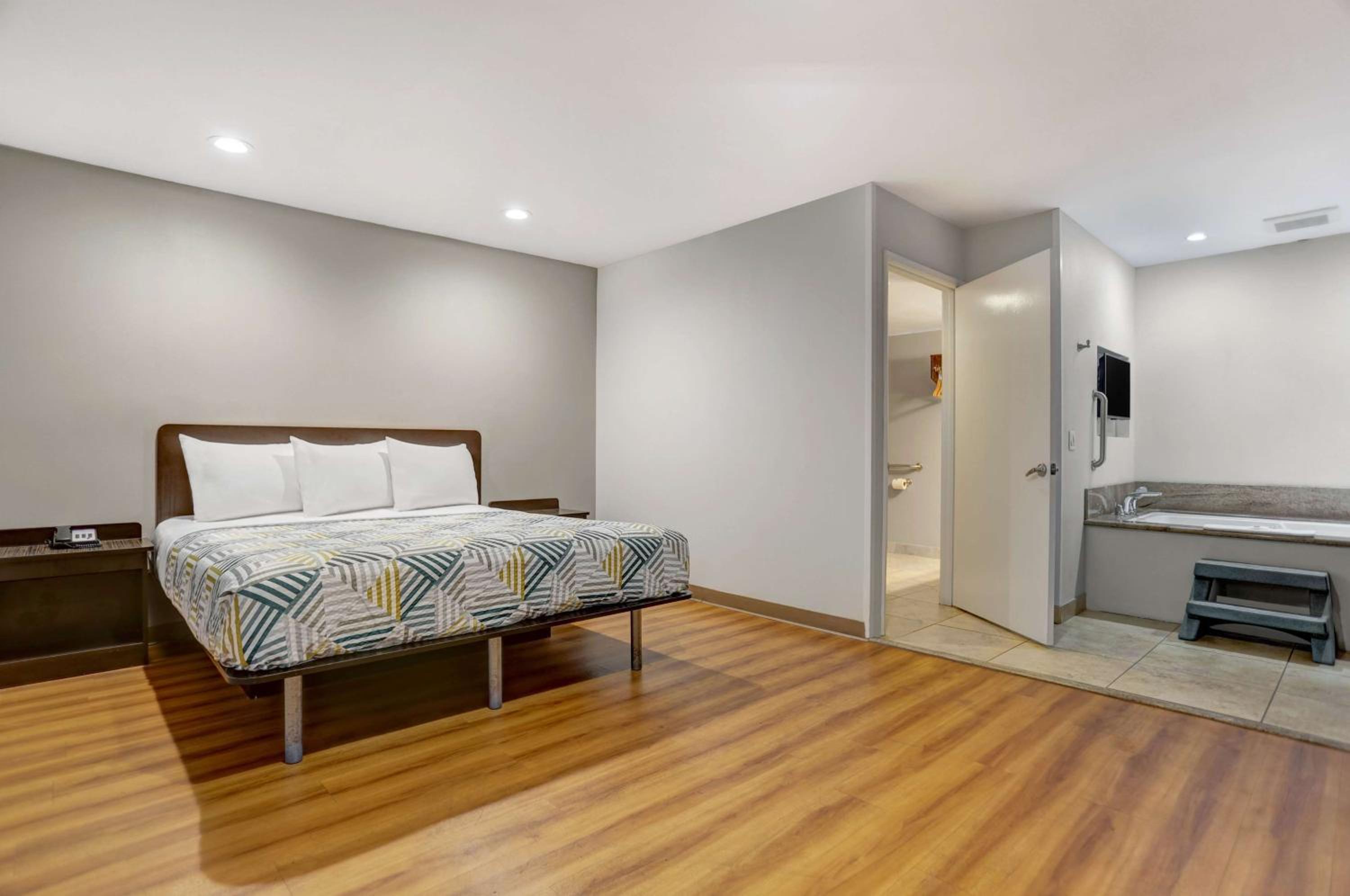 King Room with Roll-in Shower - Disability Access - Non-Smoking - Photo 1