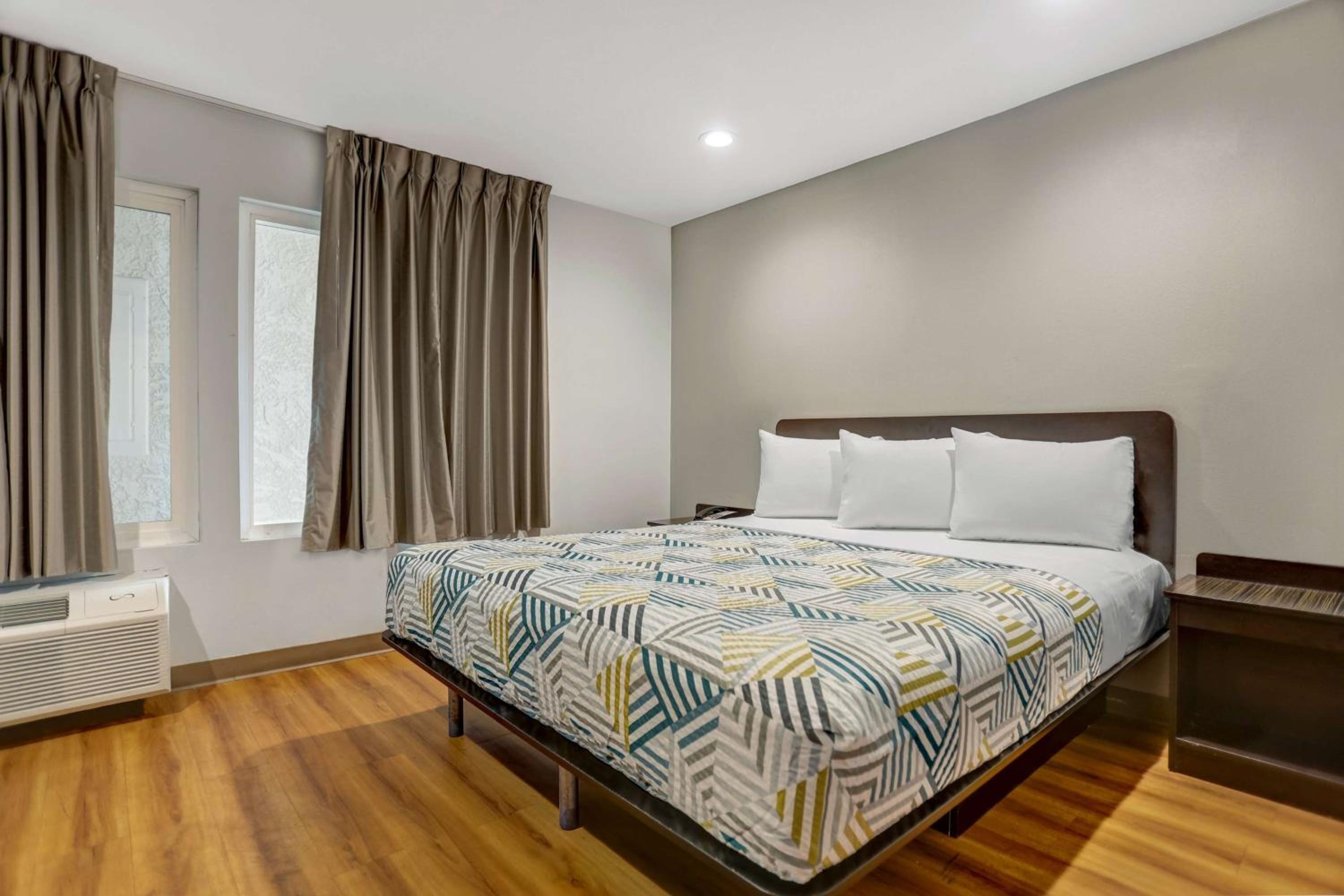 King Room with Roll-in Shower - Disability Access - Non-Smoking - Photo 4