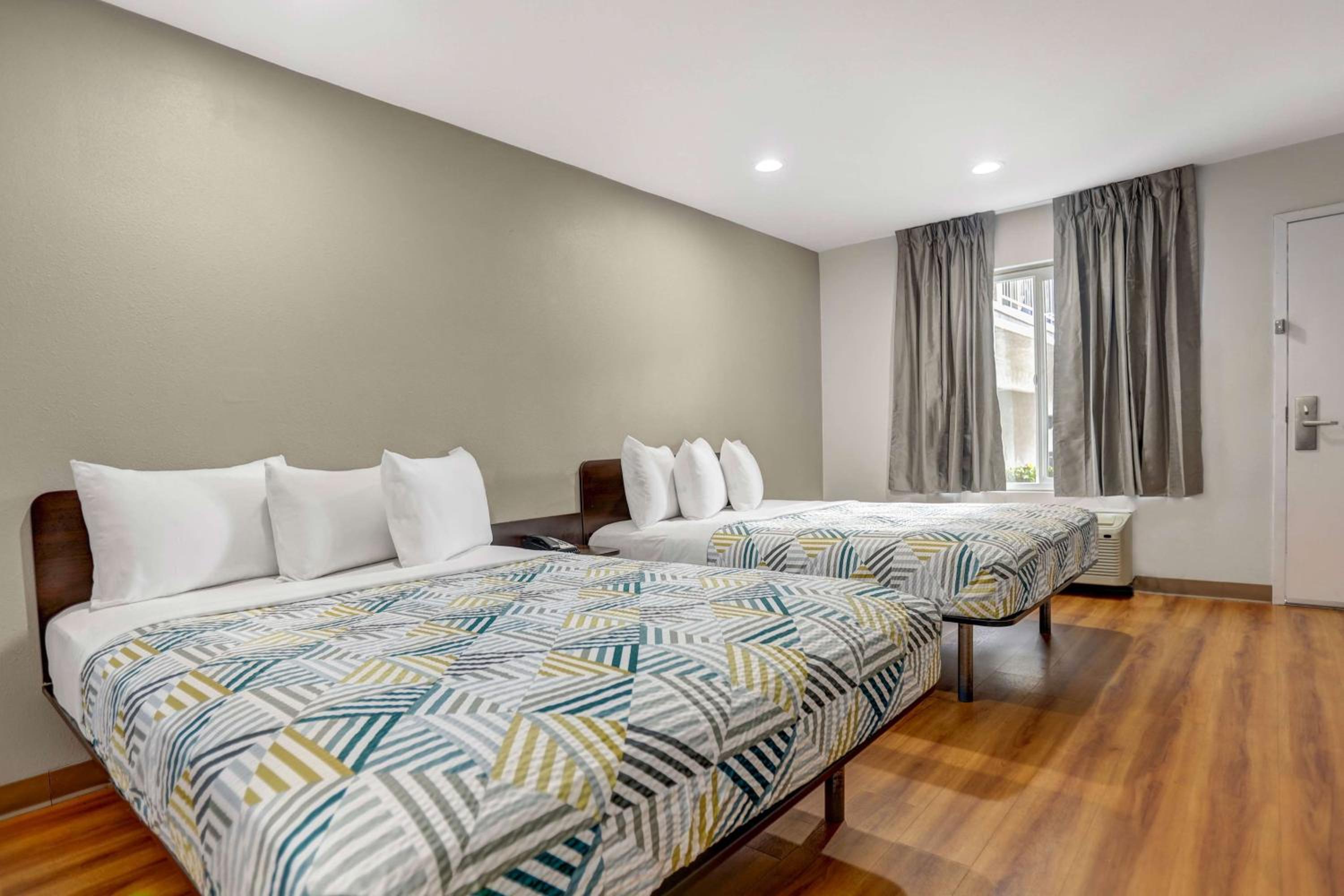 Queen Room with Two Queen Beds - Non-Smoking - Photo 1