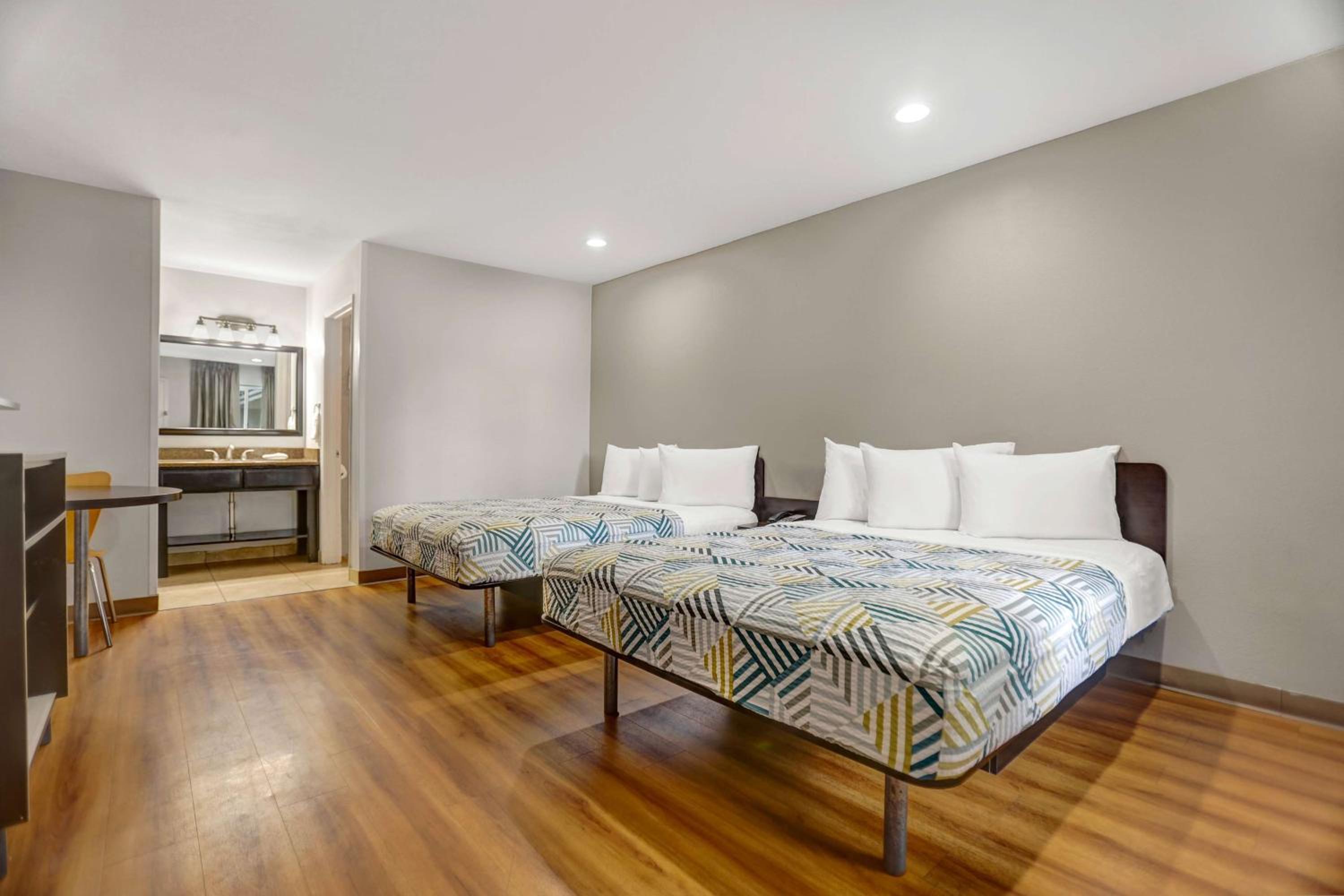 Queen Room with Two Queen Beds - Non-Smoking - Photo 2
