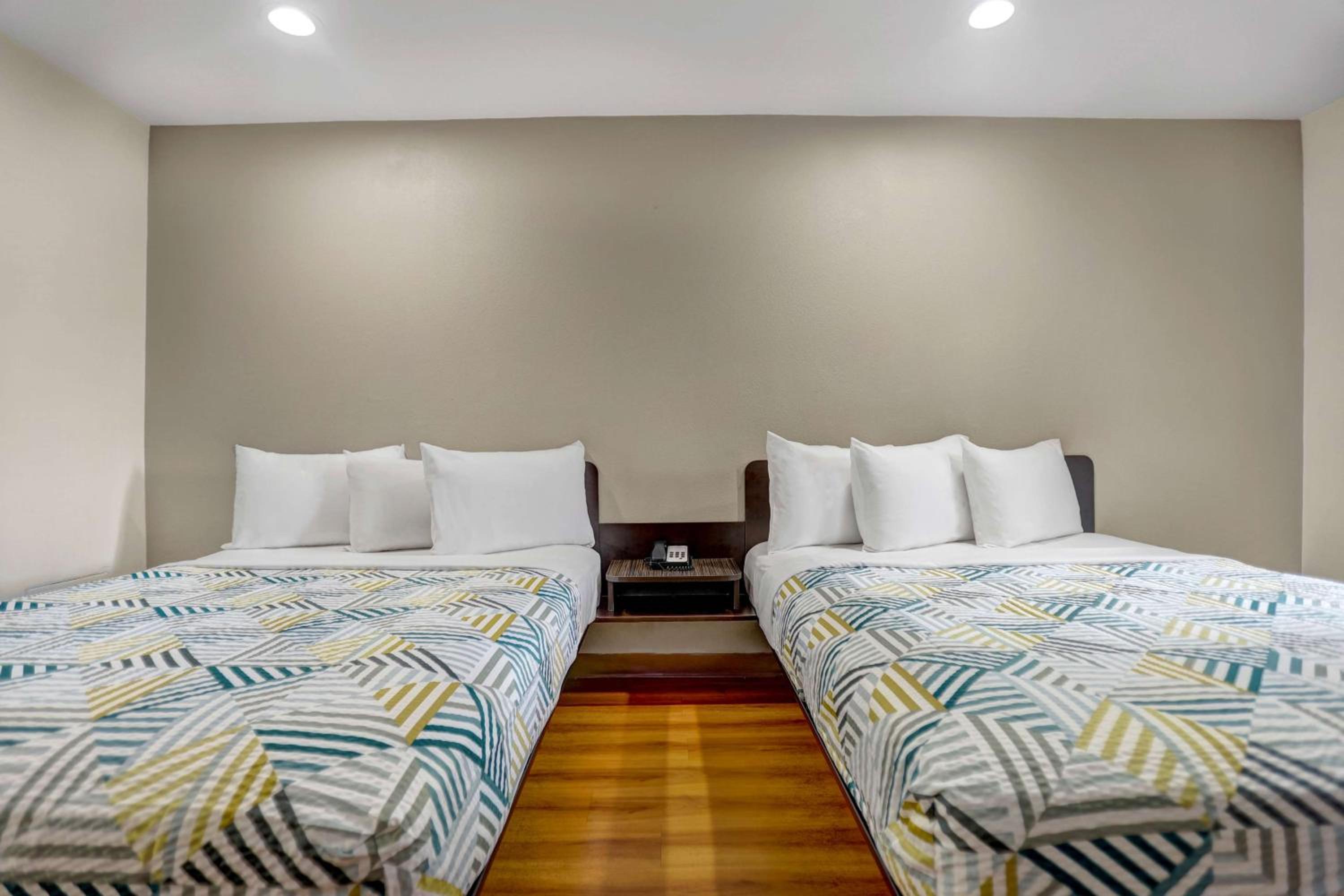 Queen Room with Two Queen Beds - Non-Smoking - Photo 3