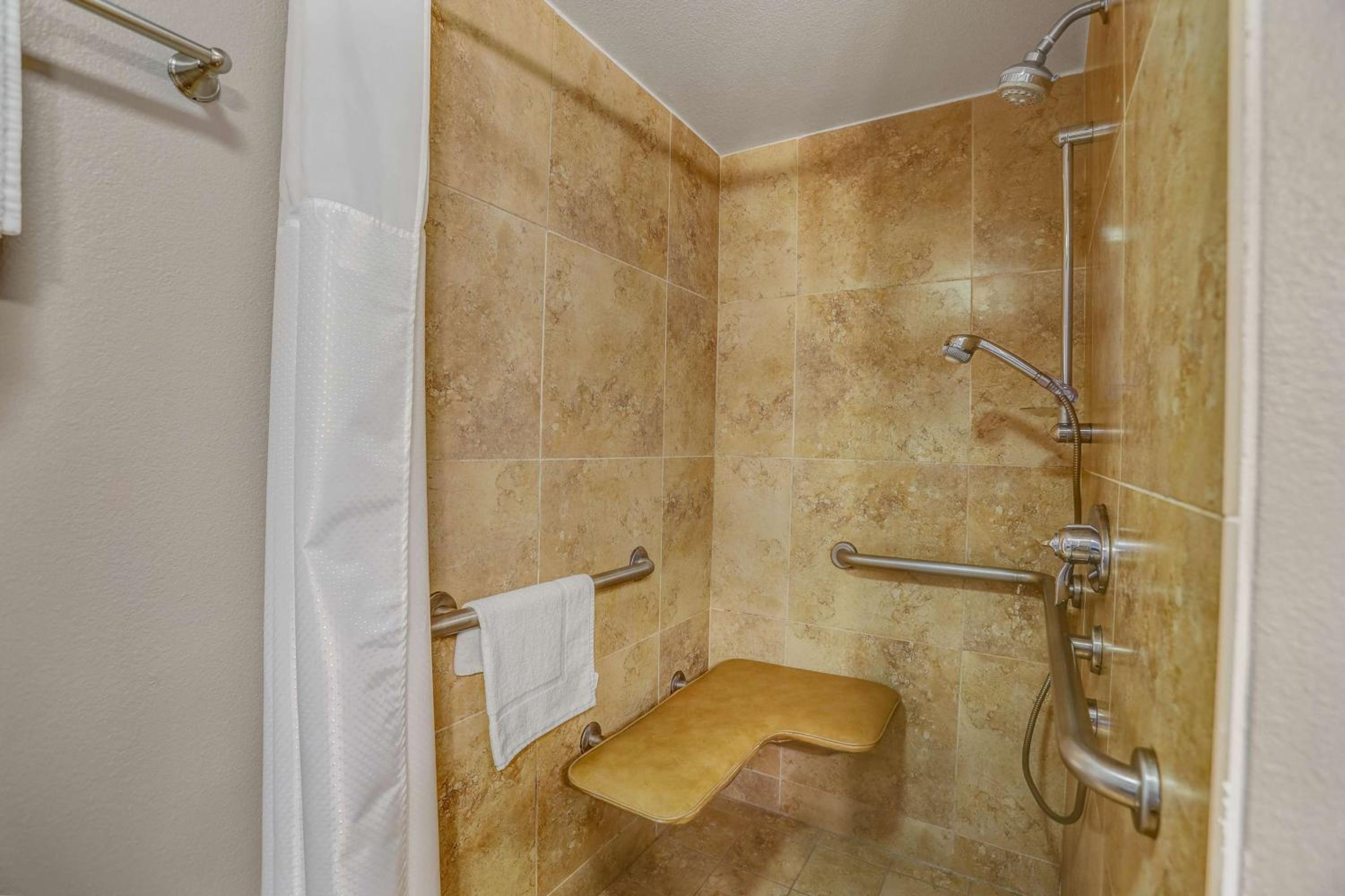 King Room with Roll-in Shower - Disability Access - Non-Smoking - Photo 3