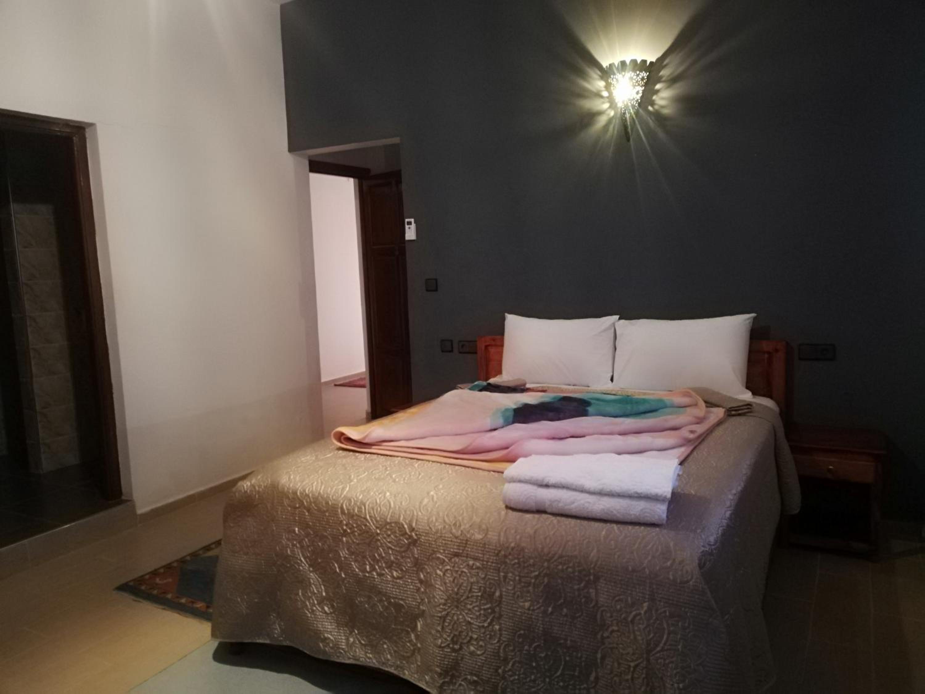 Double Room with Private Bathroom - Photo 12