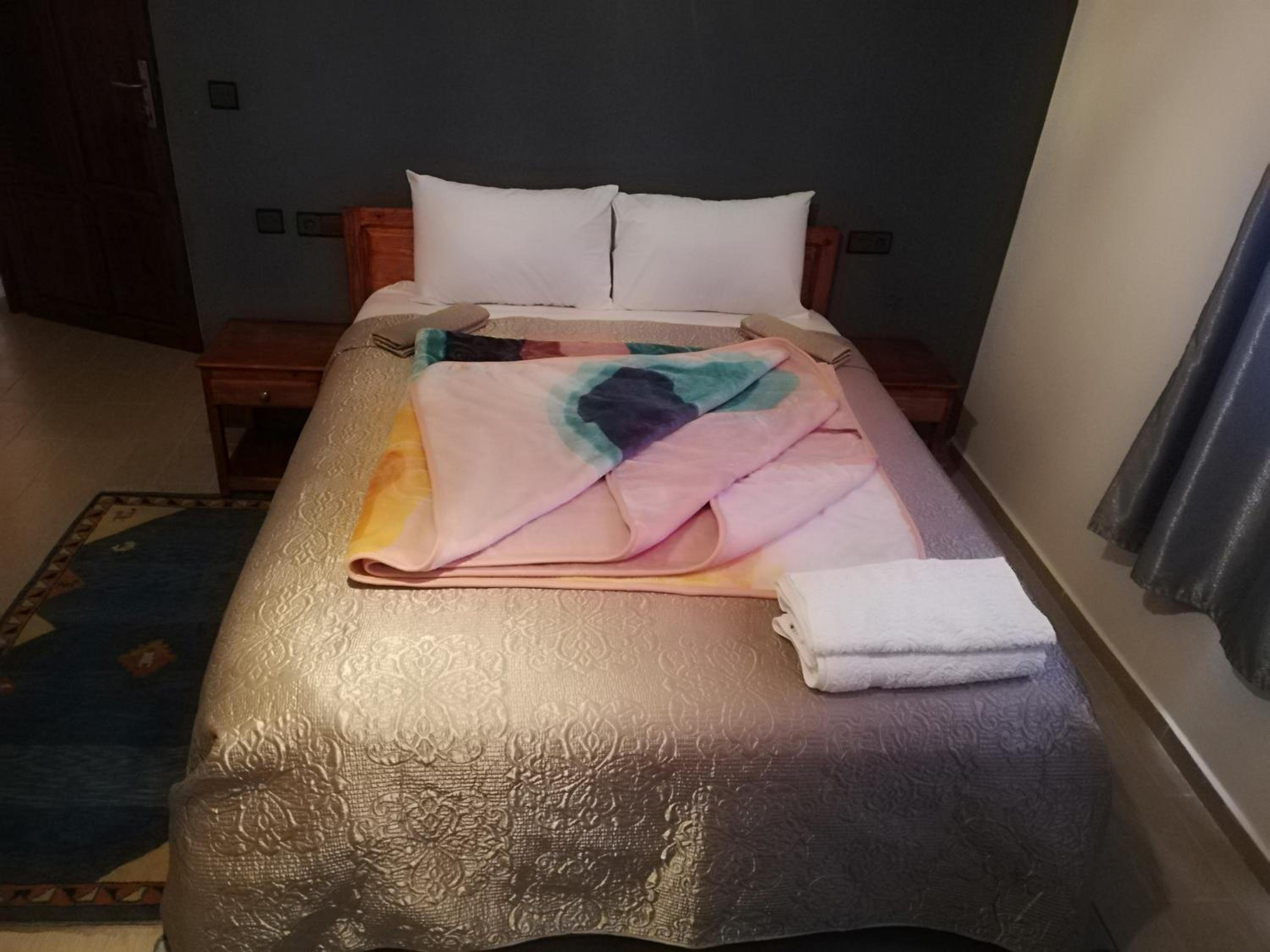Double Room with Private Bathroom - Photo 13
