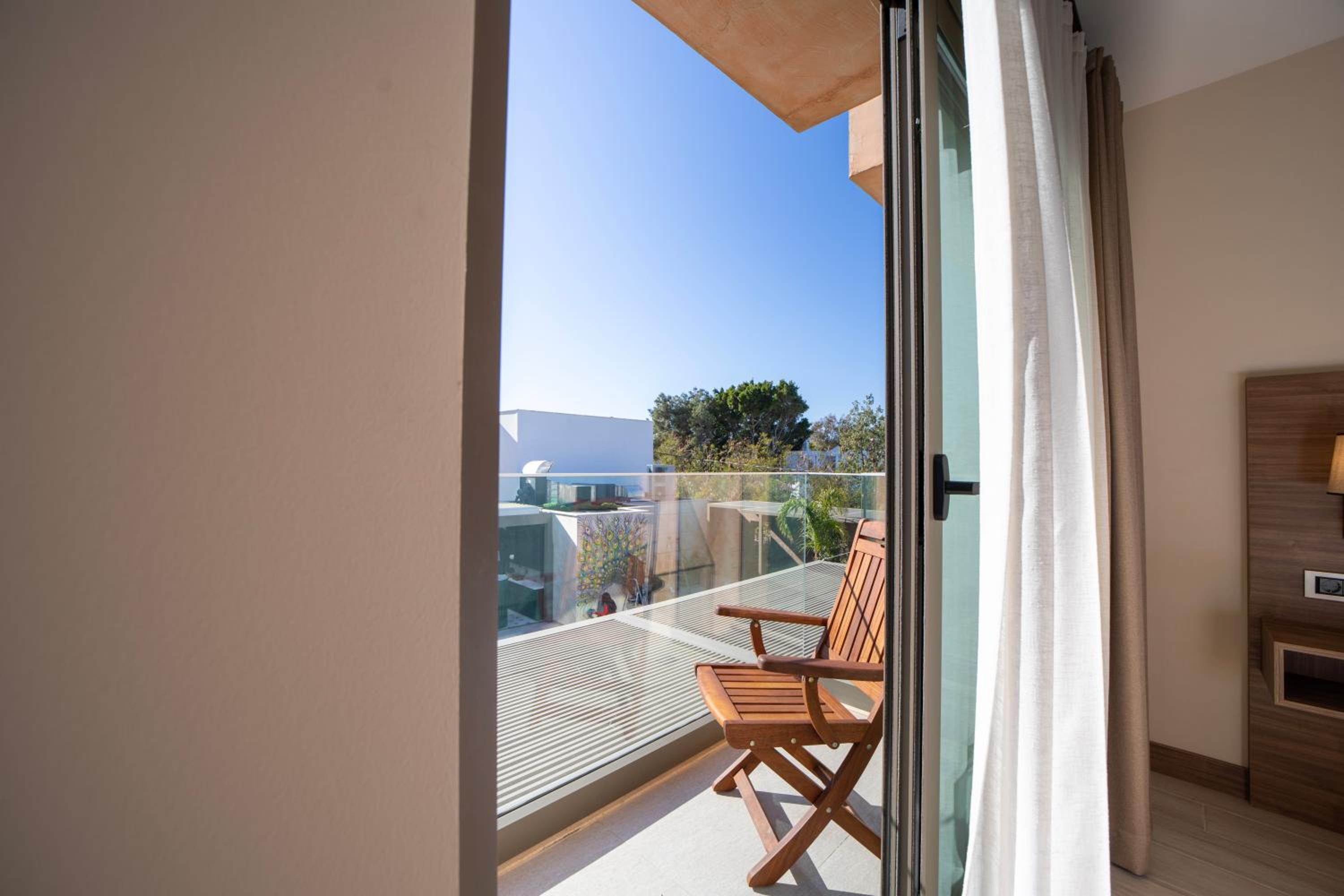 Deluxe Double or Twin Room - Photo 13