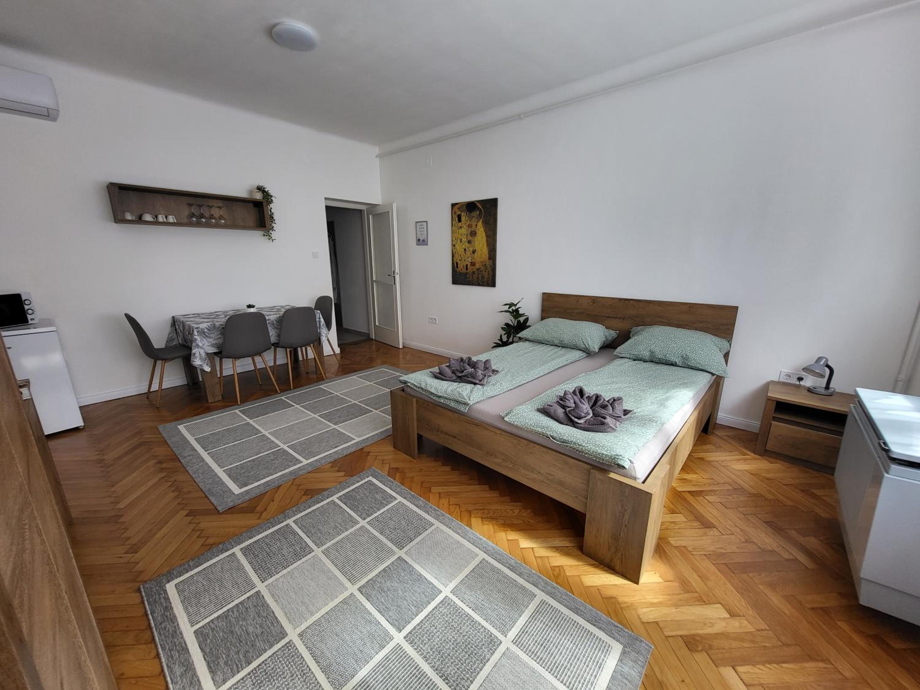 One-Bedroom Apartment photo 1