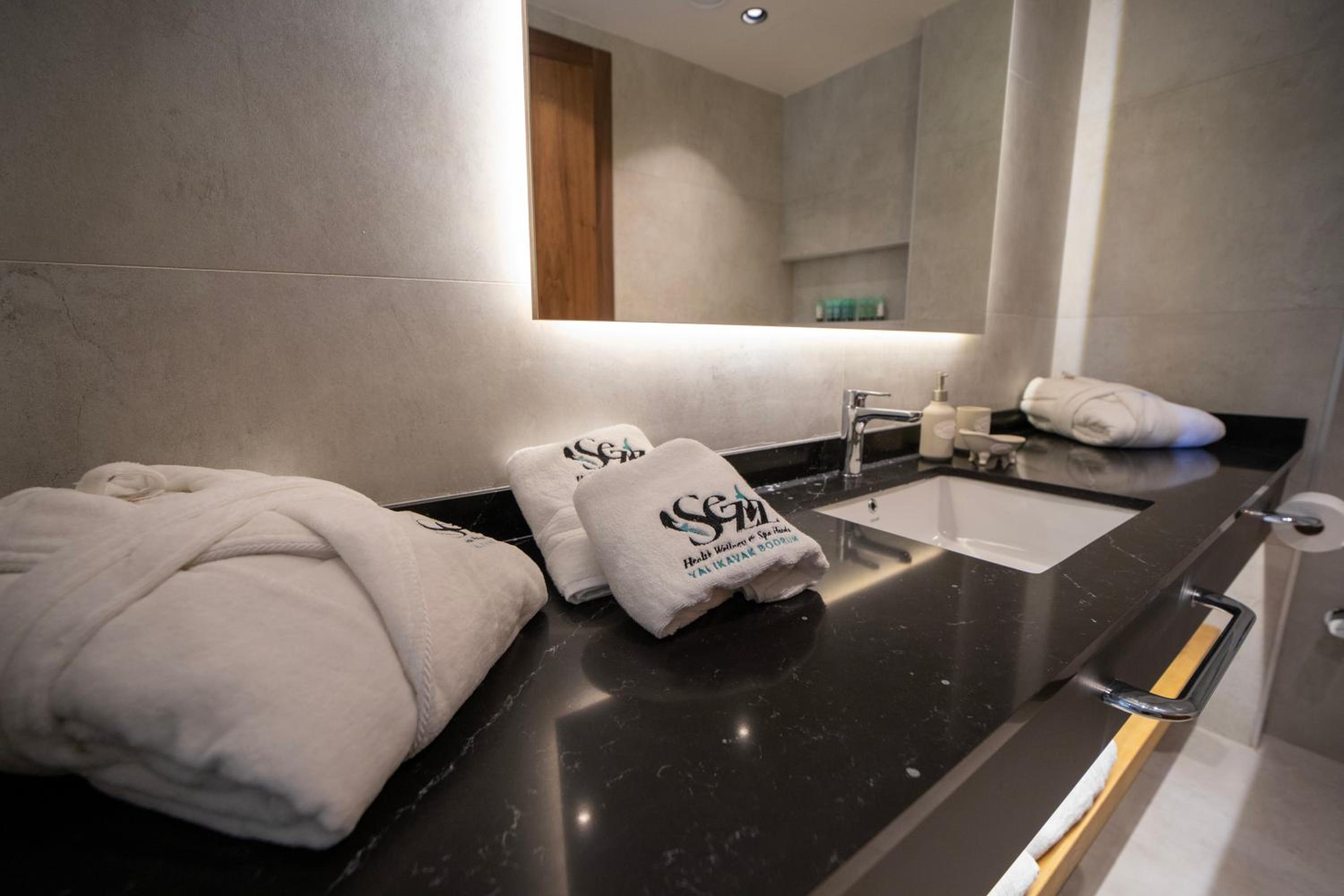 Deluxe Double or Twin Room - Photo 14