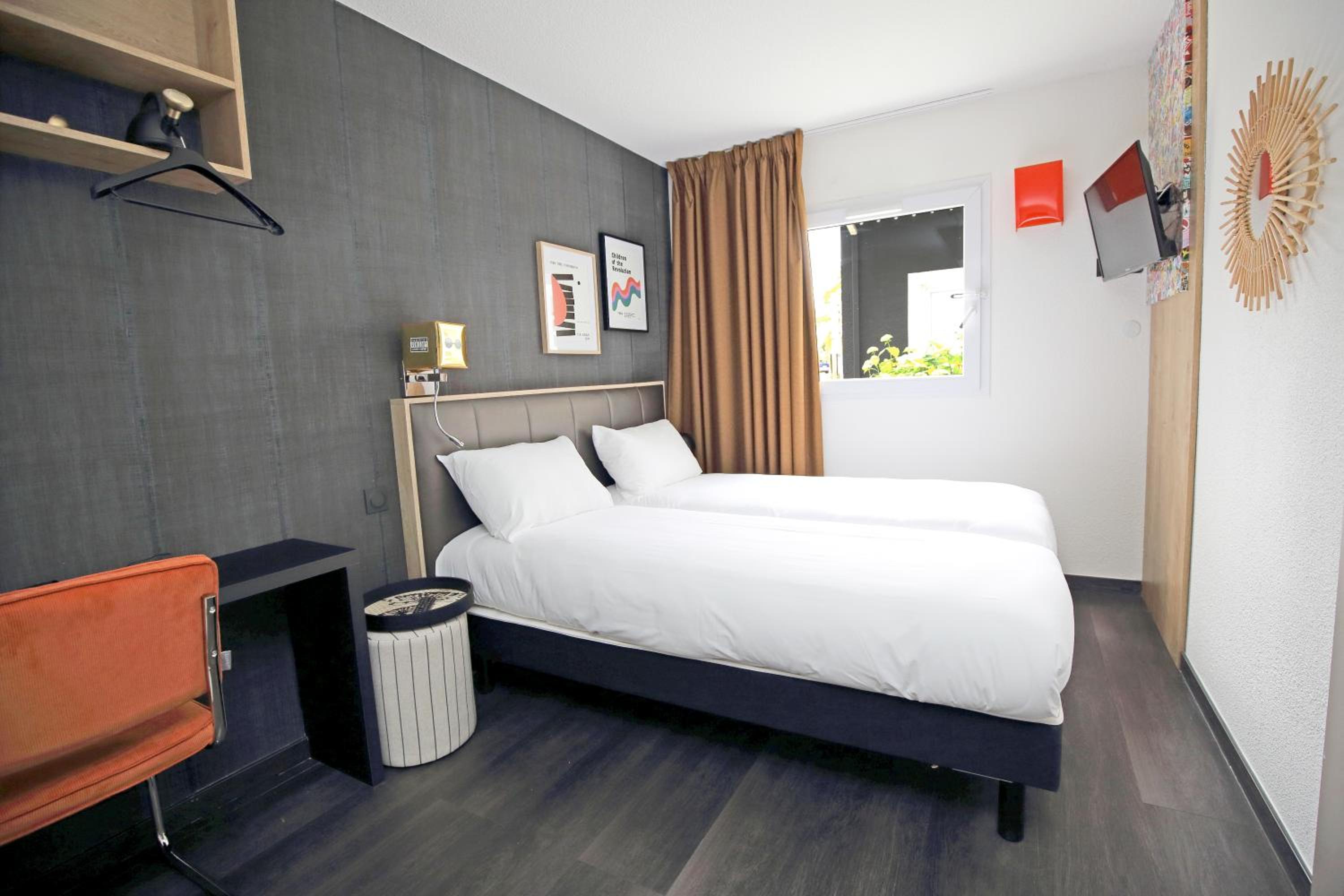 Pop Room With Twin Beds And One Single Bed photo 3
