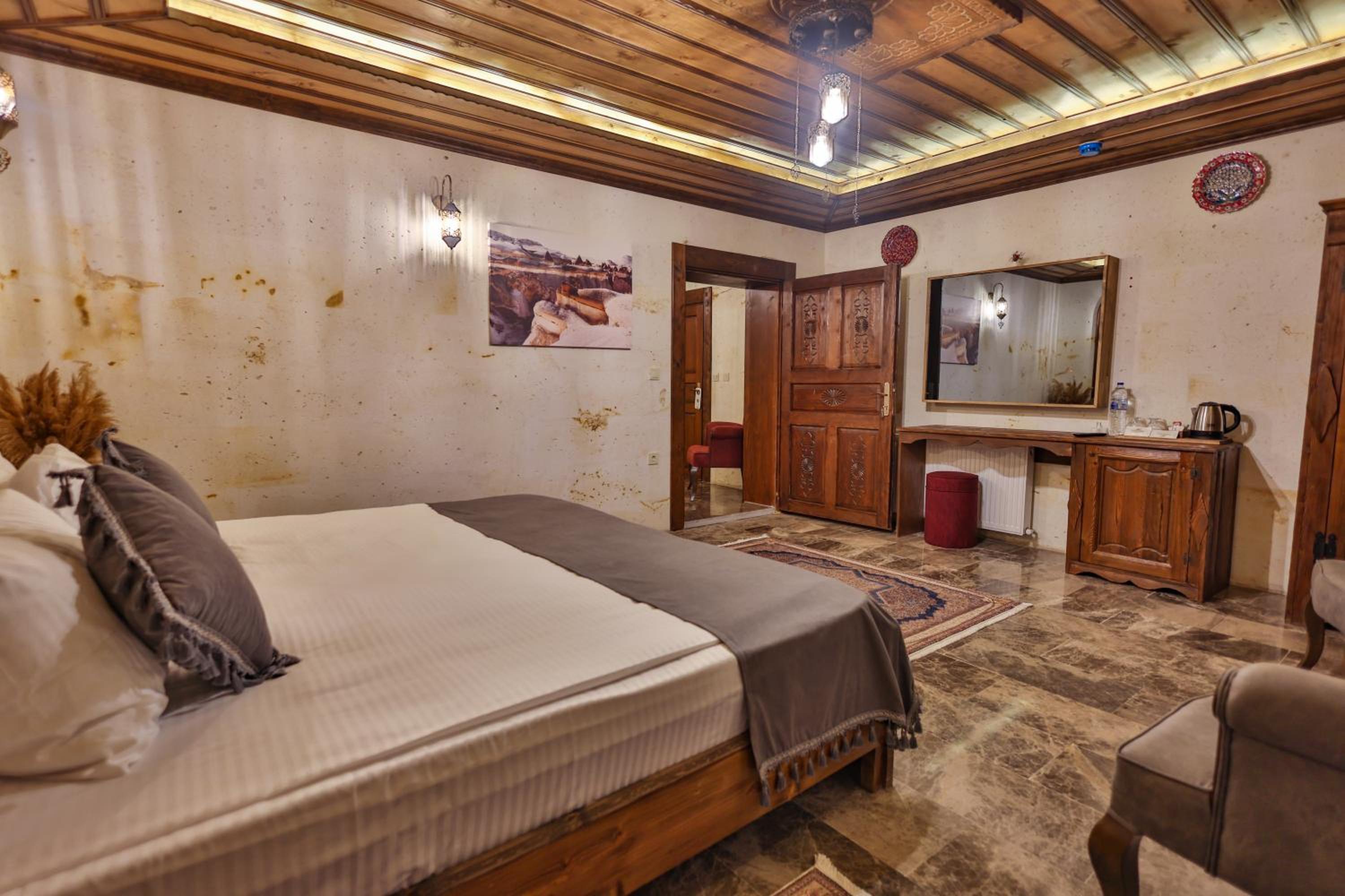 Superior King Room - Photo 4