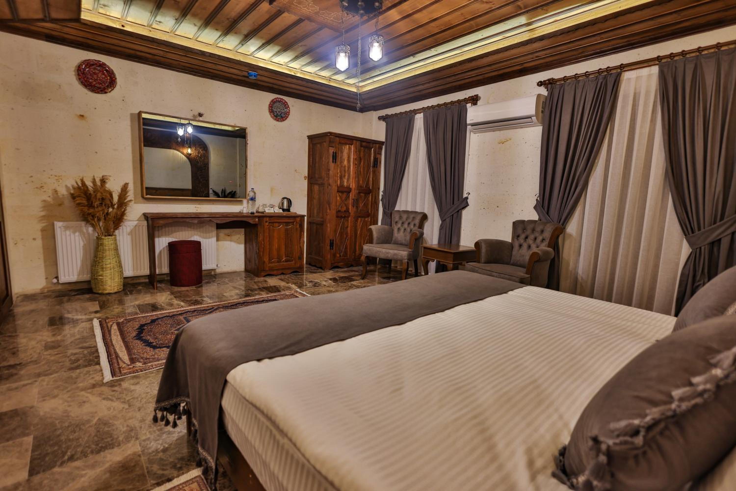 Superior King Room - Photo 3