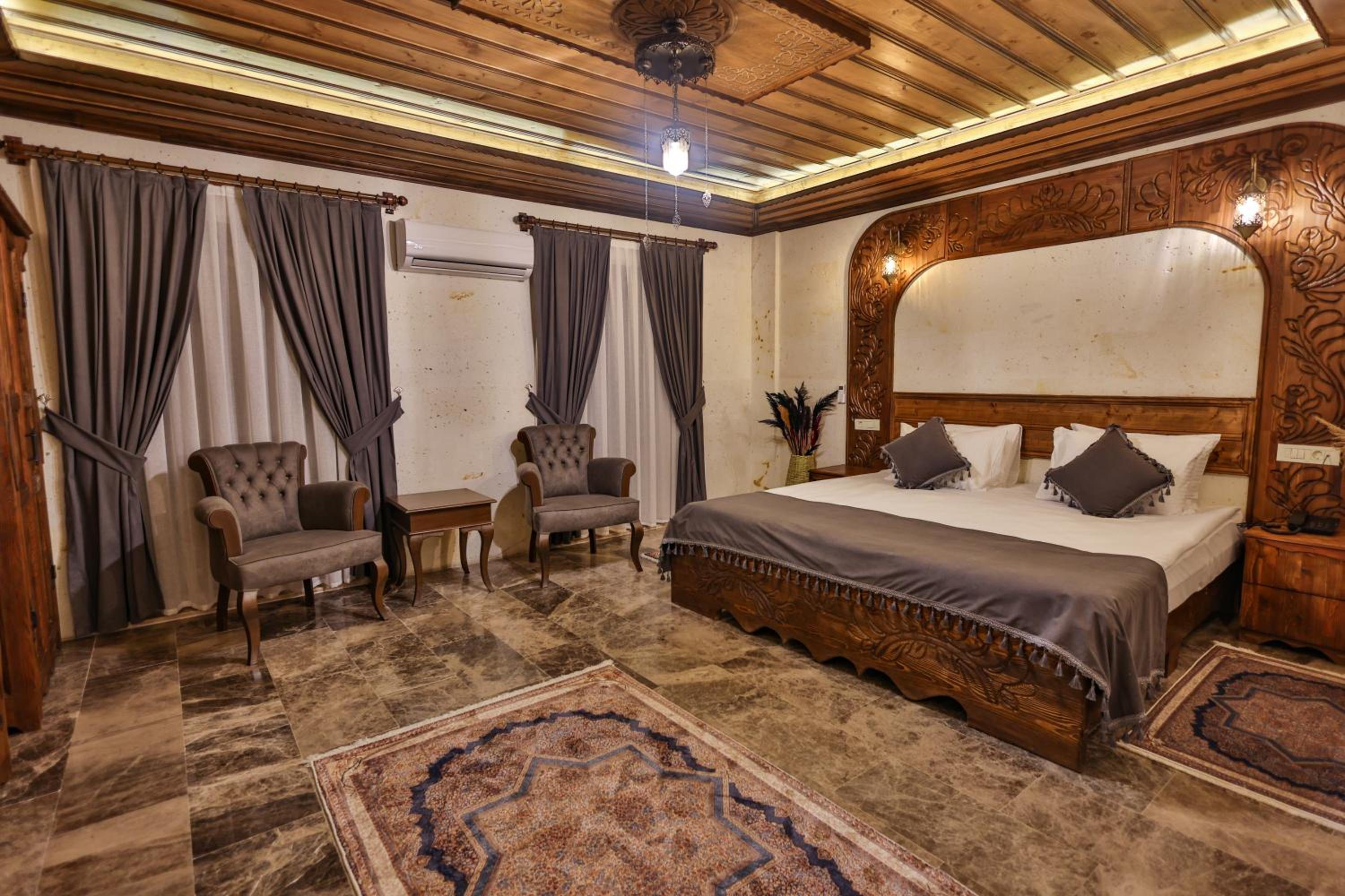 Superior King Room - Photo 11