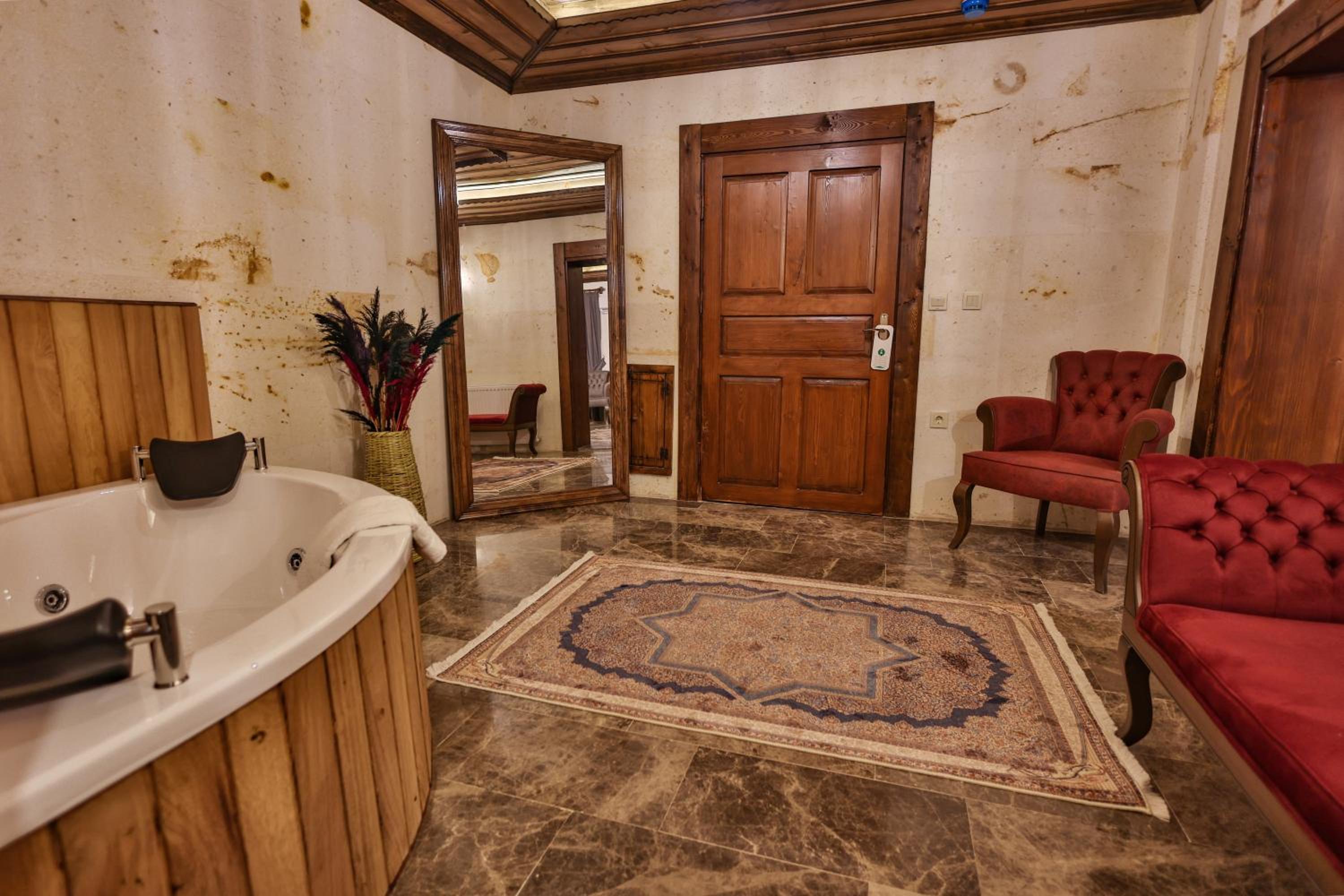 Superior King Room - Photo 7
