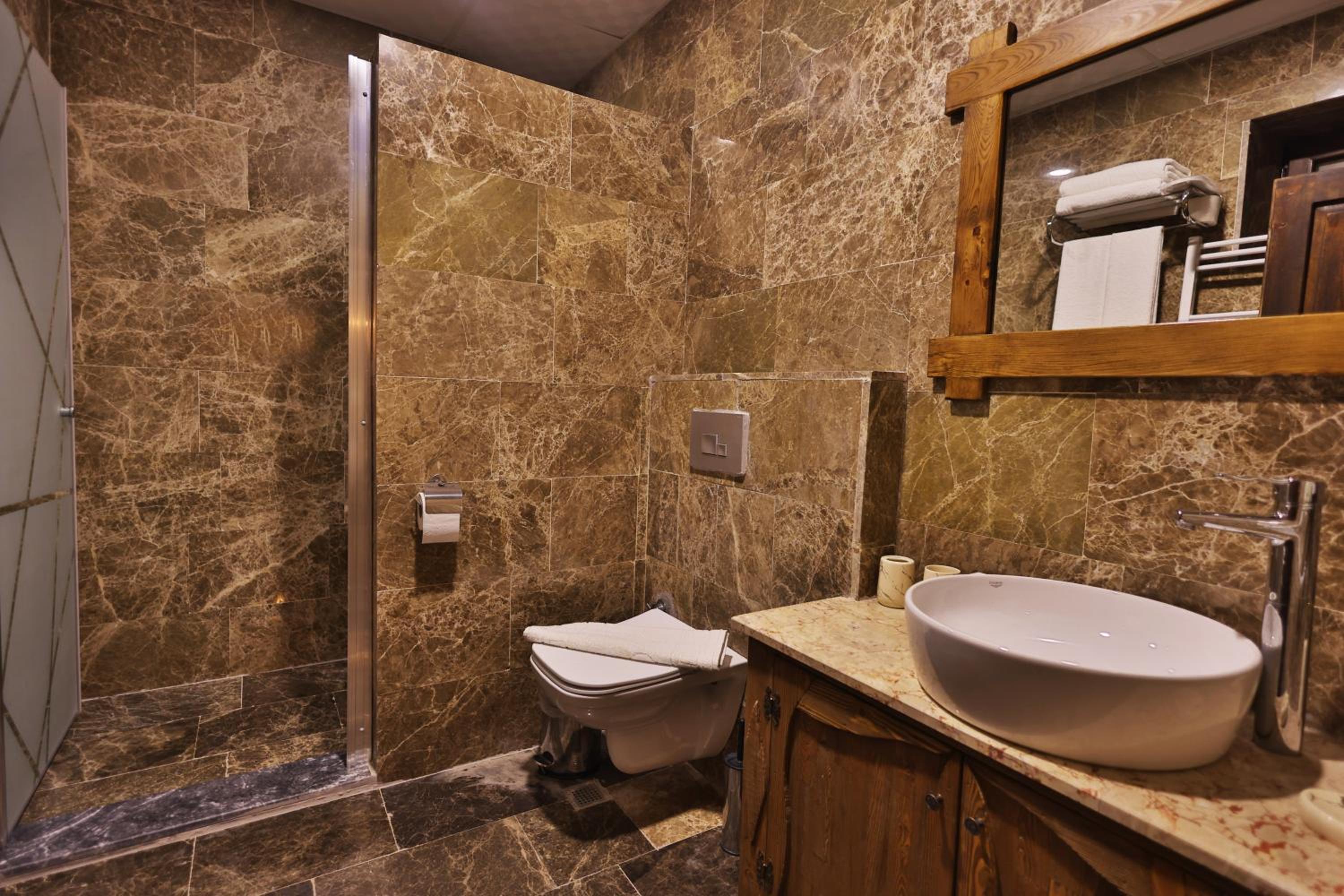Superior King Room - Photo 8