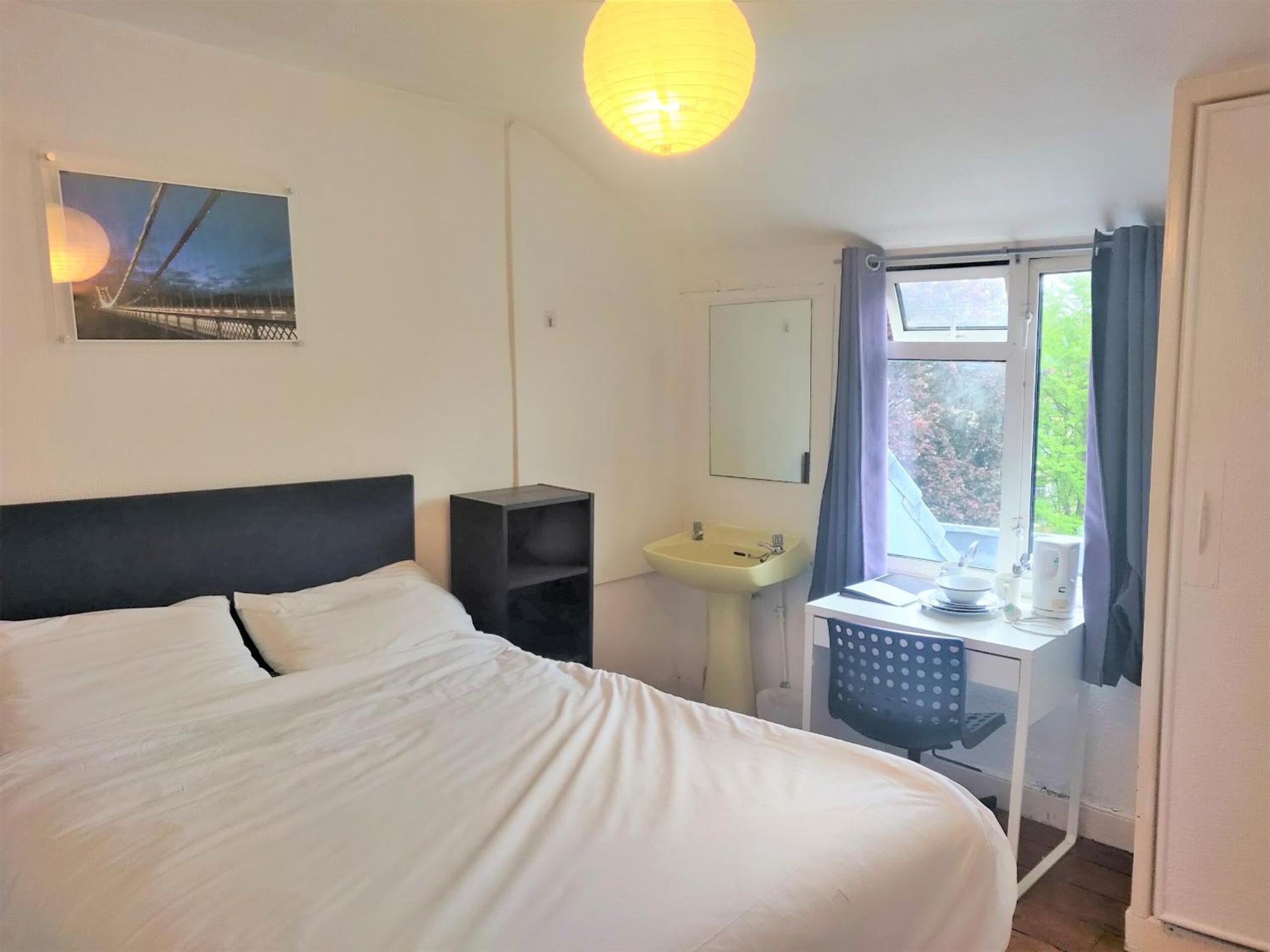 Large Single Room with Shared Bathroom