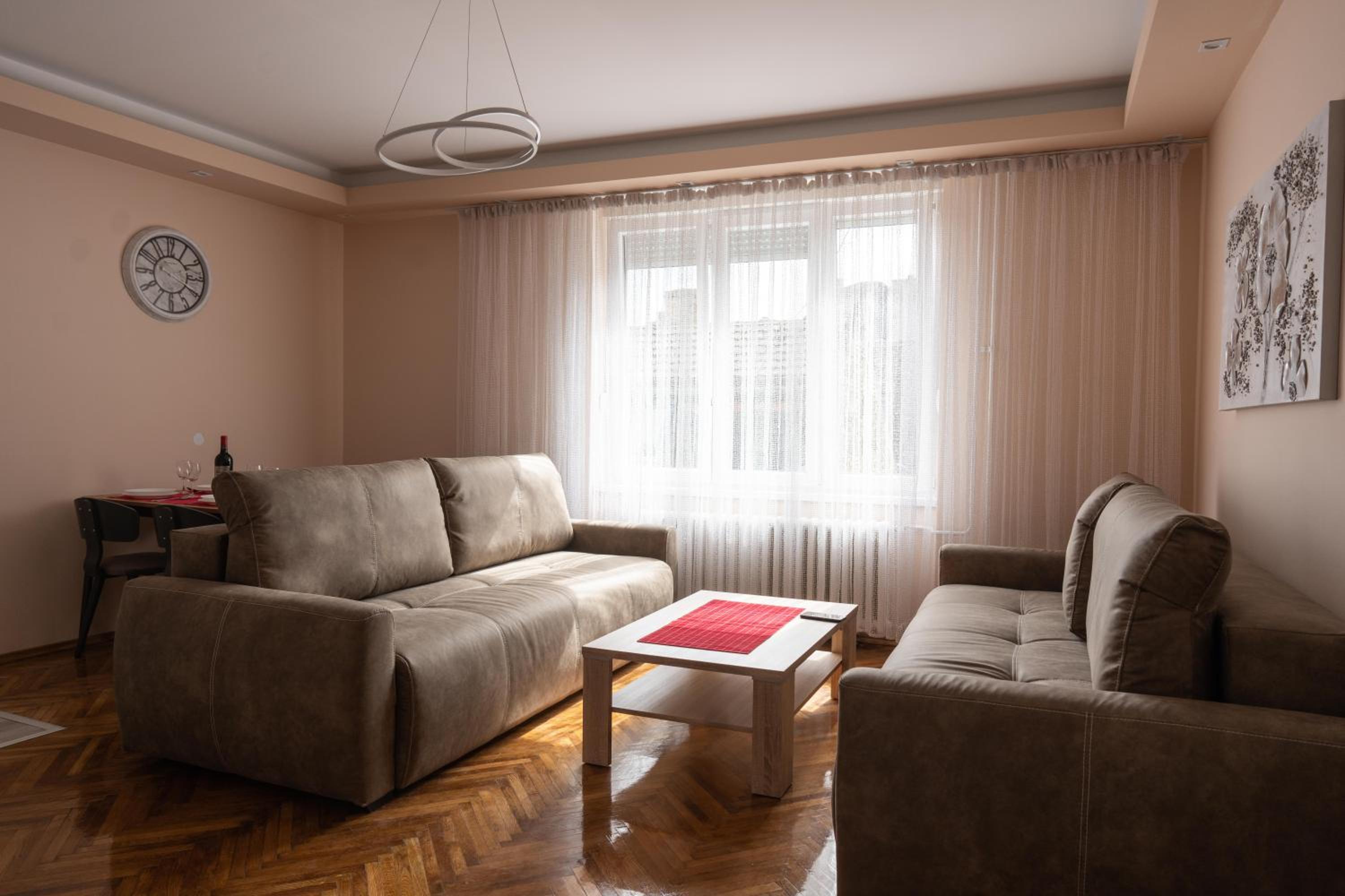 One-Bedroom Apartment photo 1