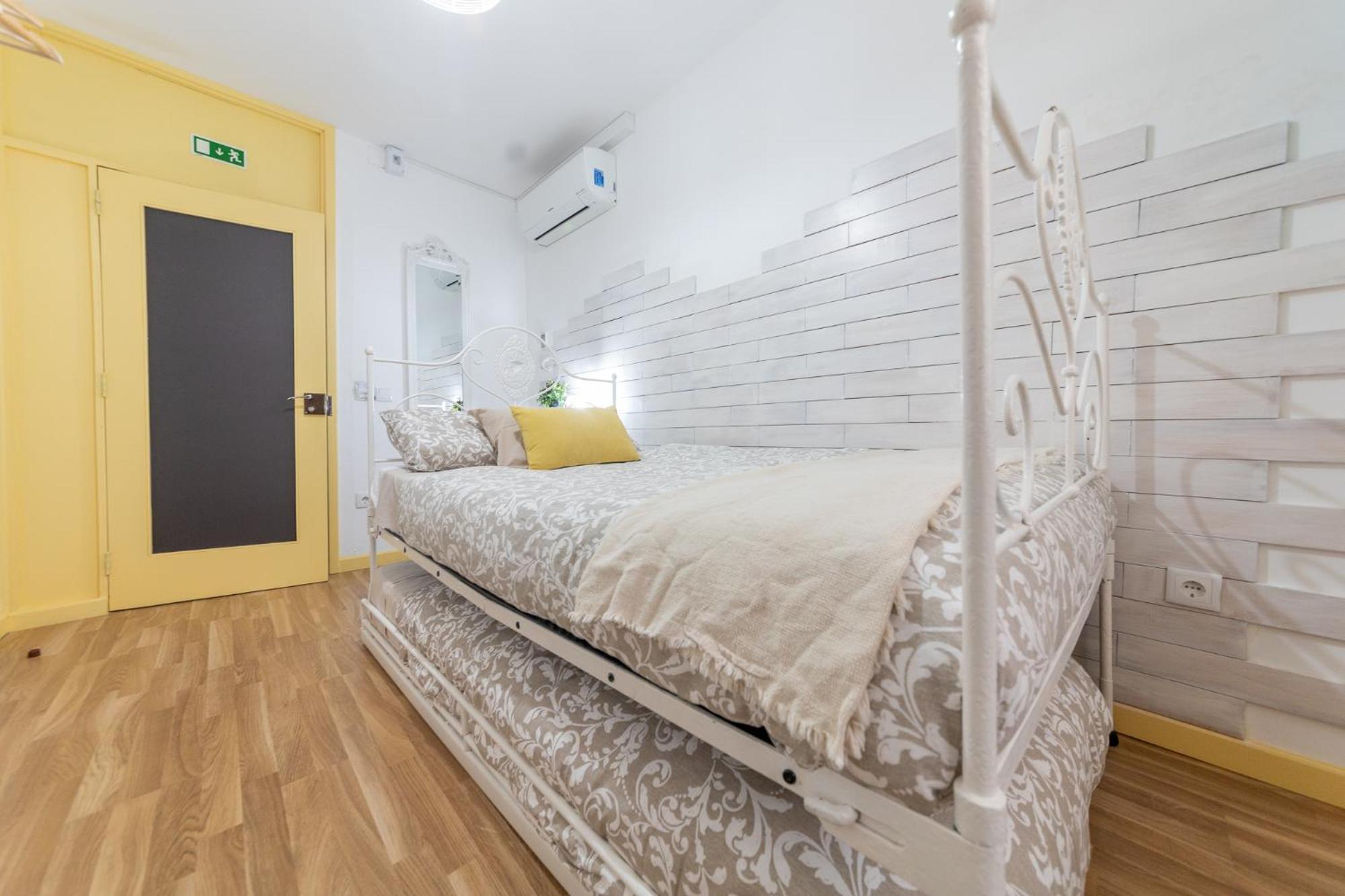 Twin Room with Private External Bathroom - Photo 1