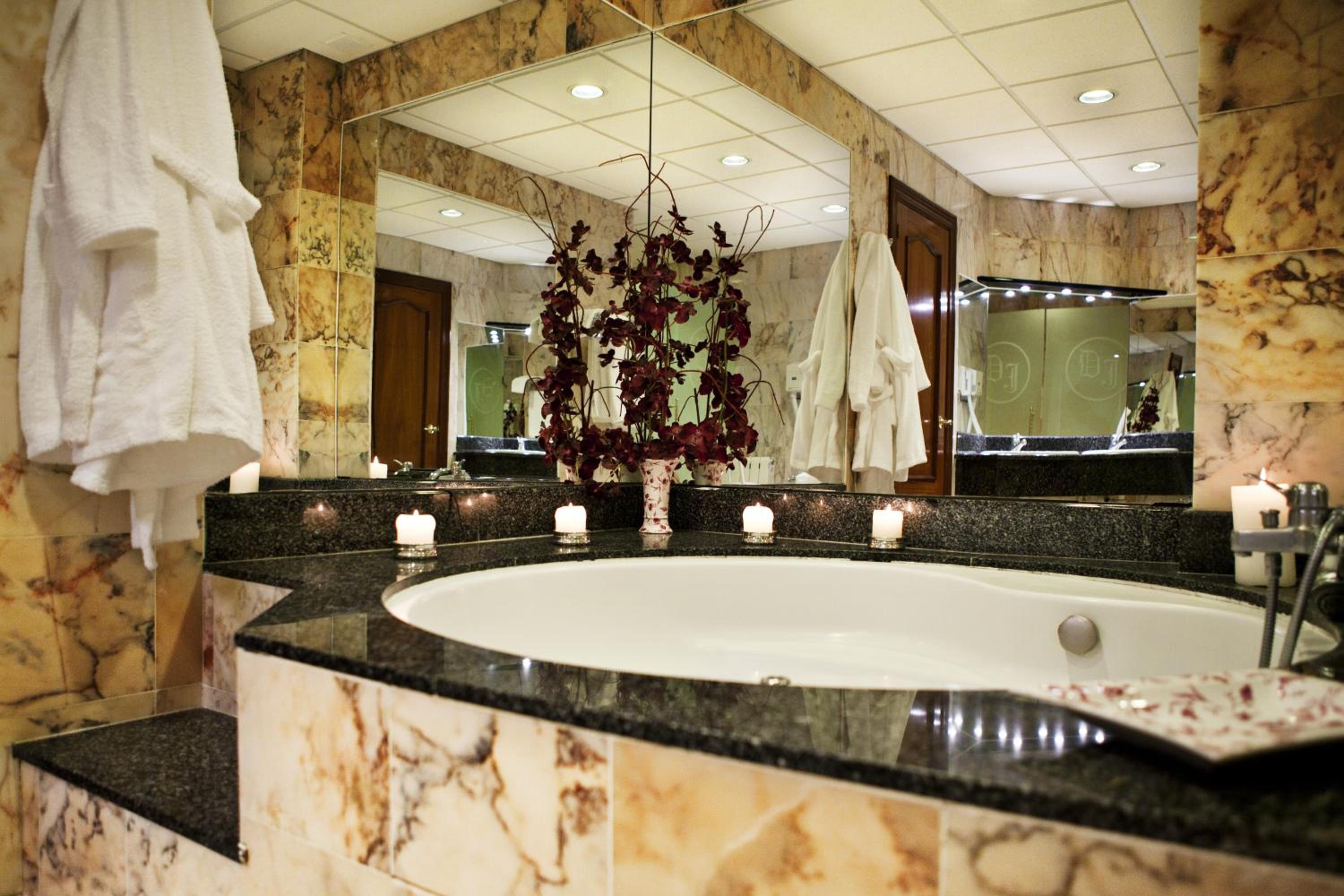 Deluxe Suite with Spa Bath - Photo 4