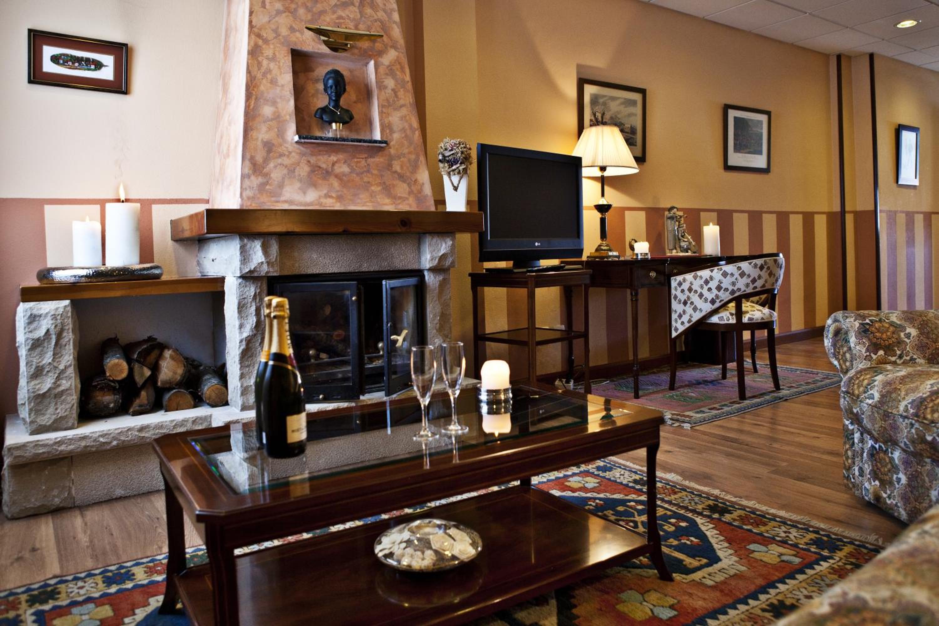 Deluxe Suite with Spa Bath - Photo 3