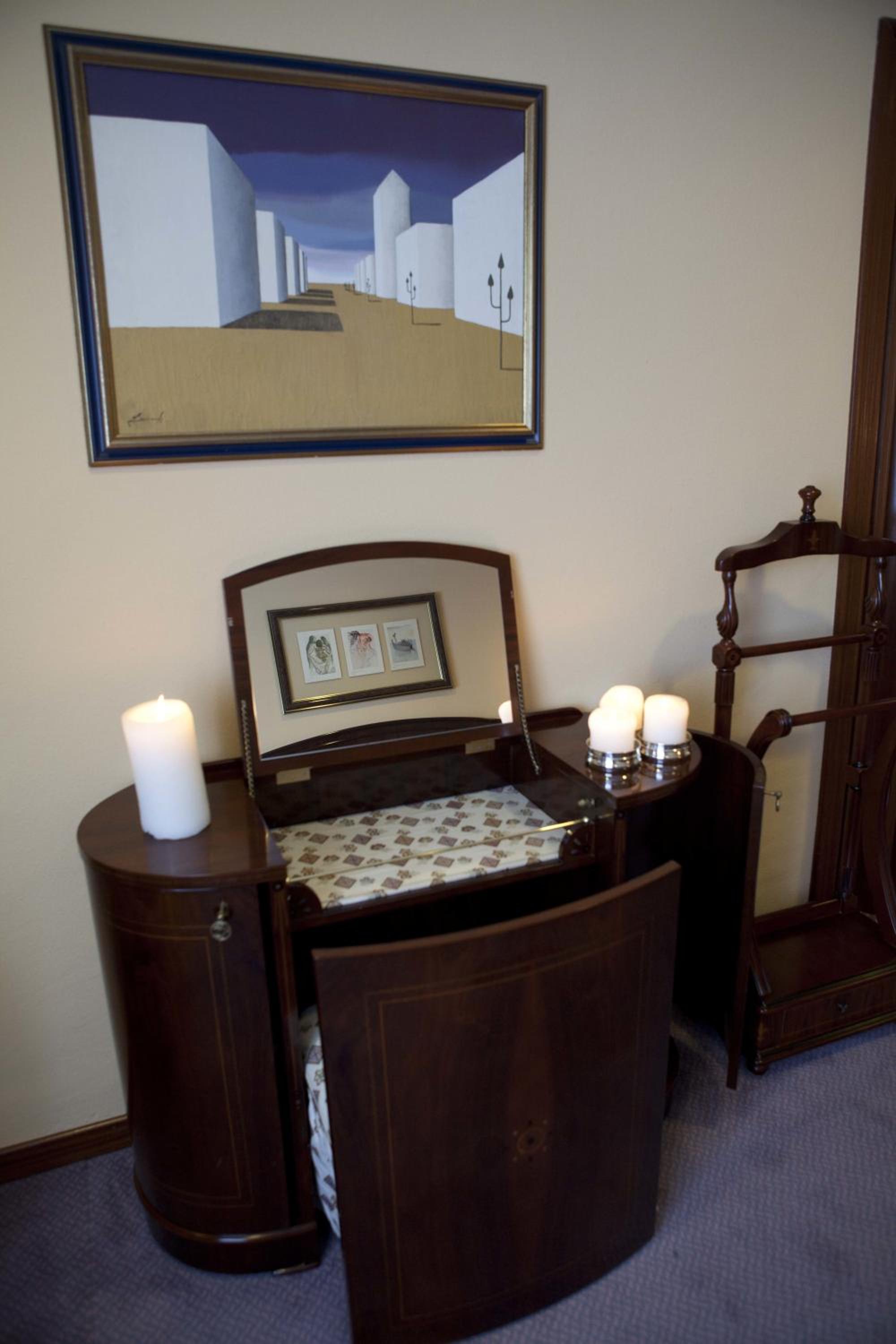 Deluxe Suite with Spa Bath - Photo 2