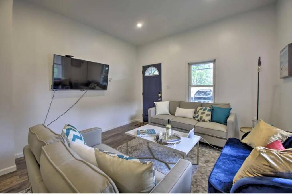 Three-Bedroom House photo 3