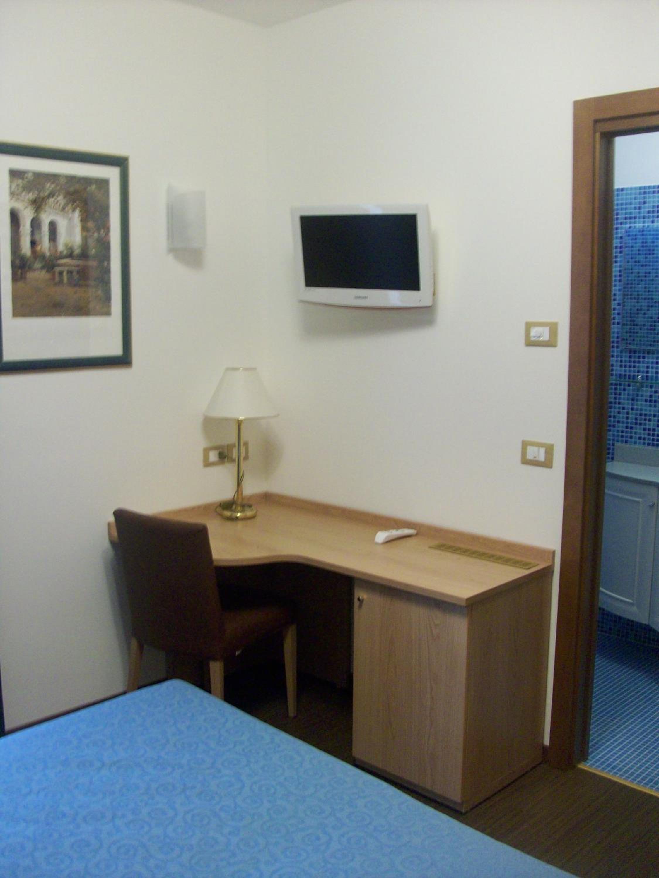 Double or Twin Room with Partial Sea View - Separate Building - Photo 4