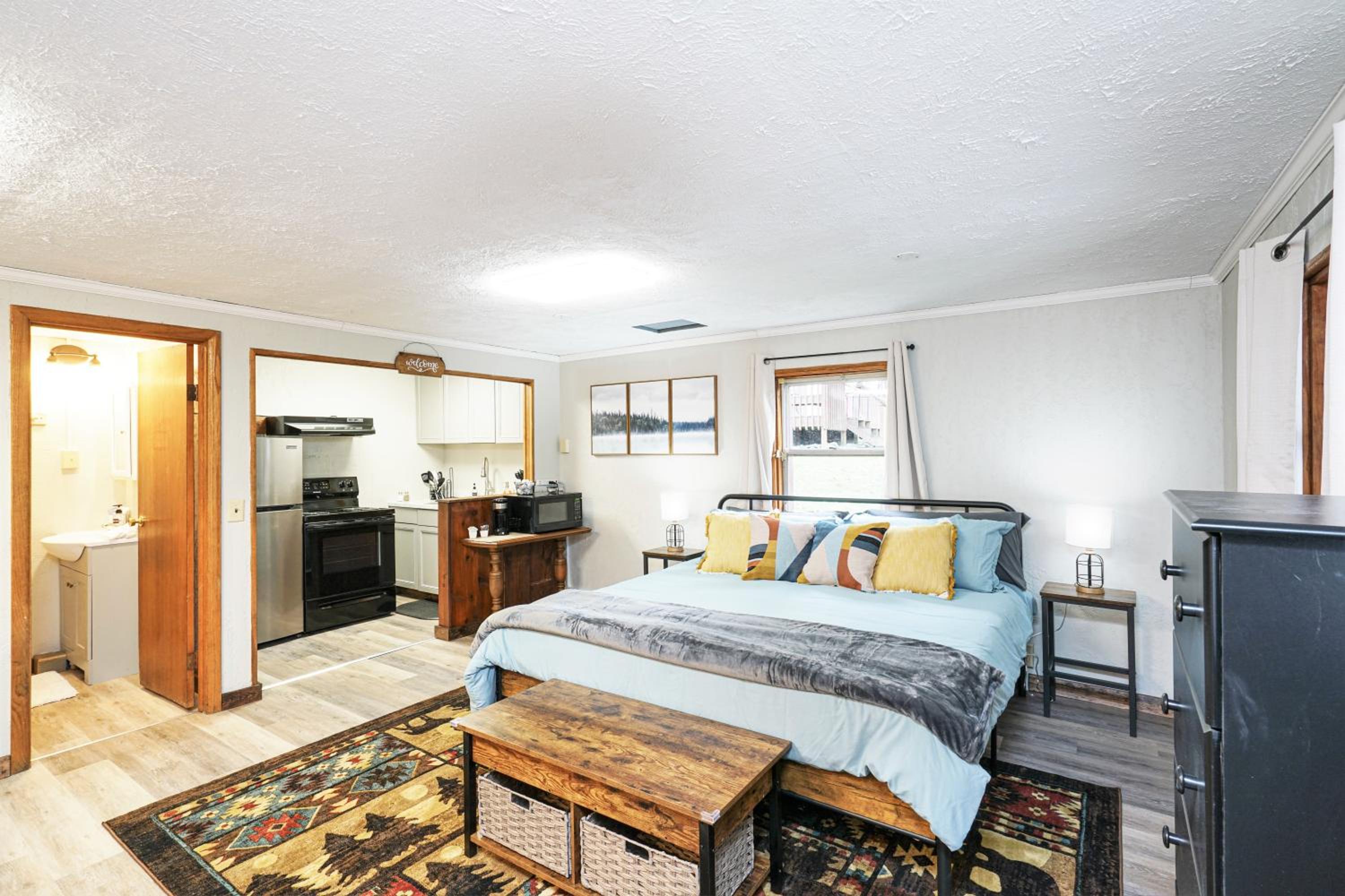 Deluxe King Suite photo 2