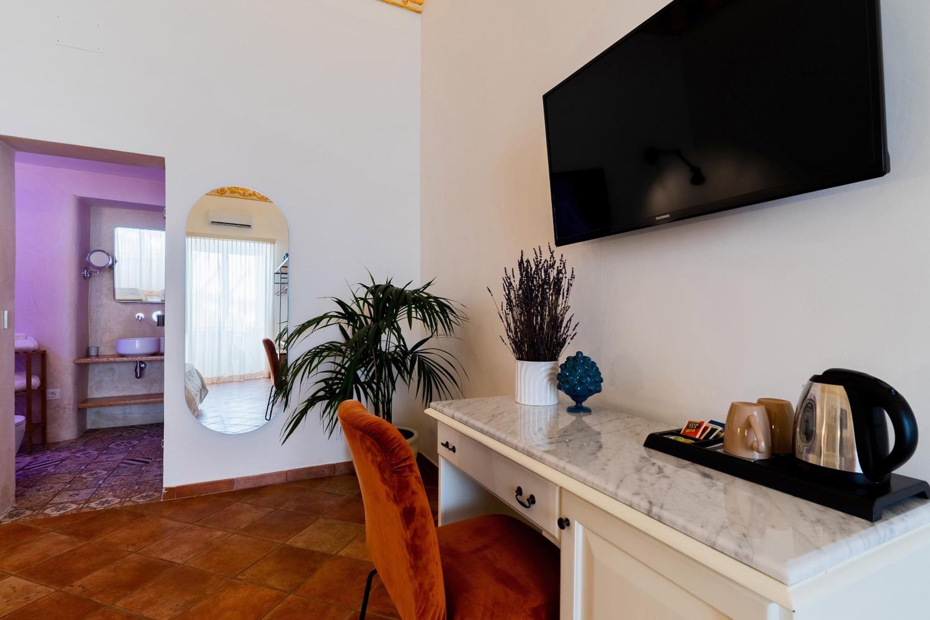 Superior Suite - Photo 8