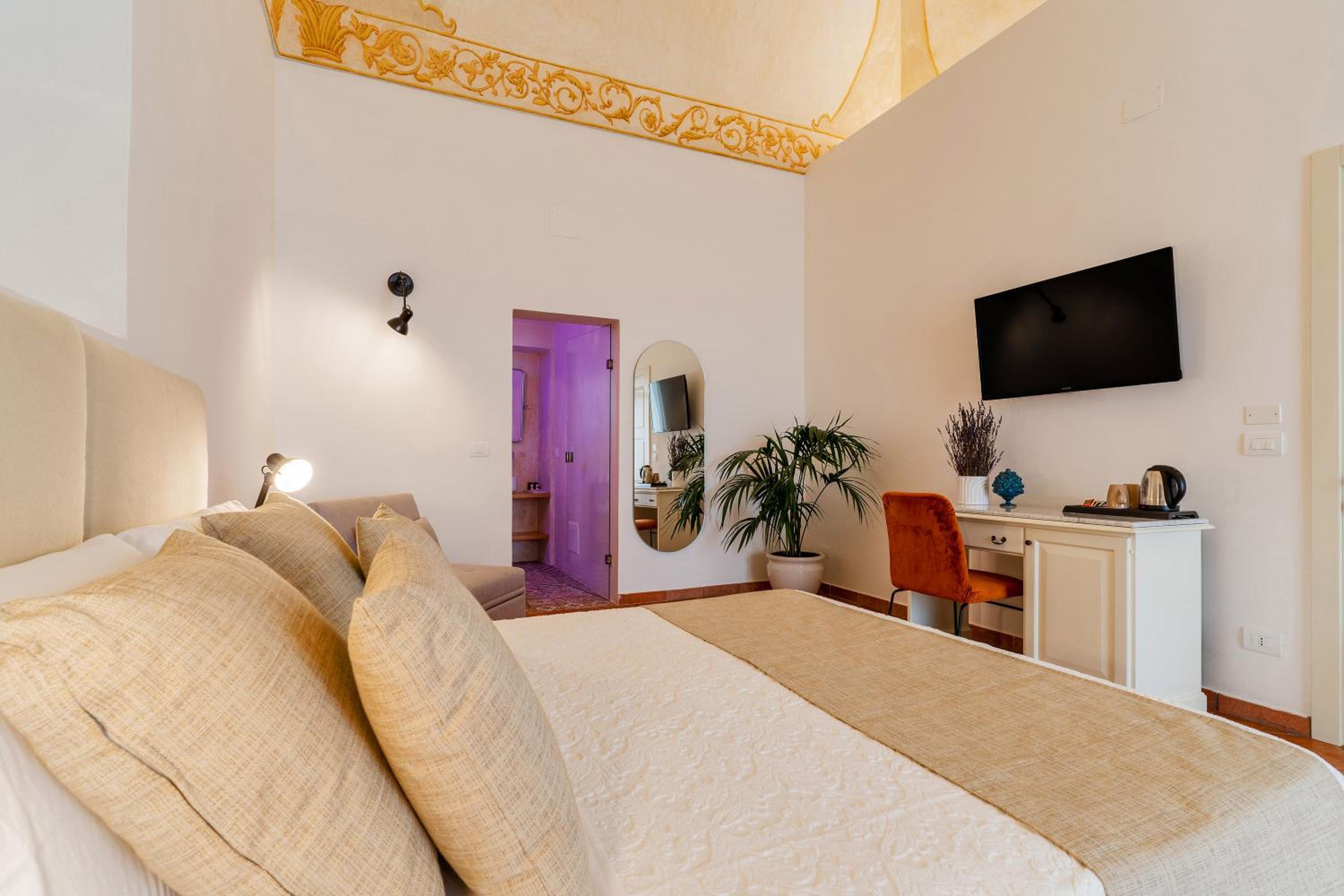 Superior Suite - Photo 9