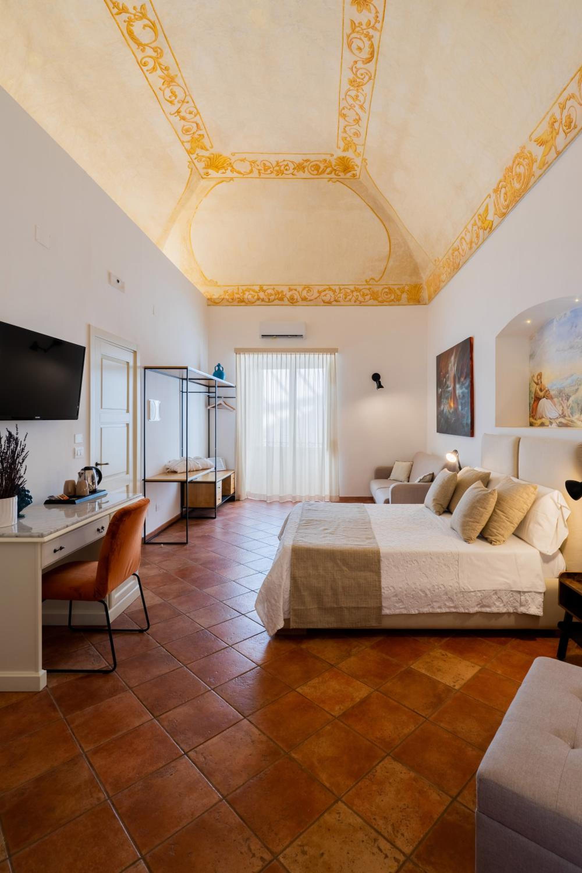 Superior Suite - Photo 10