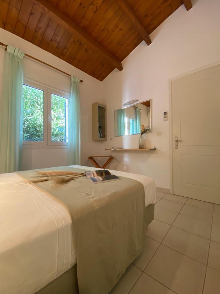 One-Bedroom Apartment with Balcony and Sea View photo 3