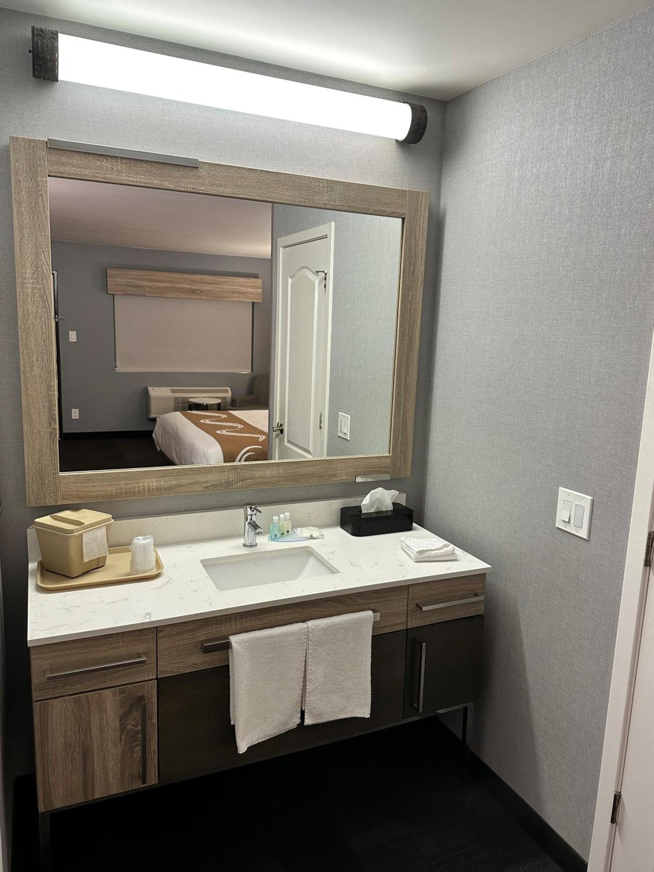 Deluxe Queen Room - Photo 3