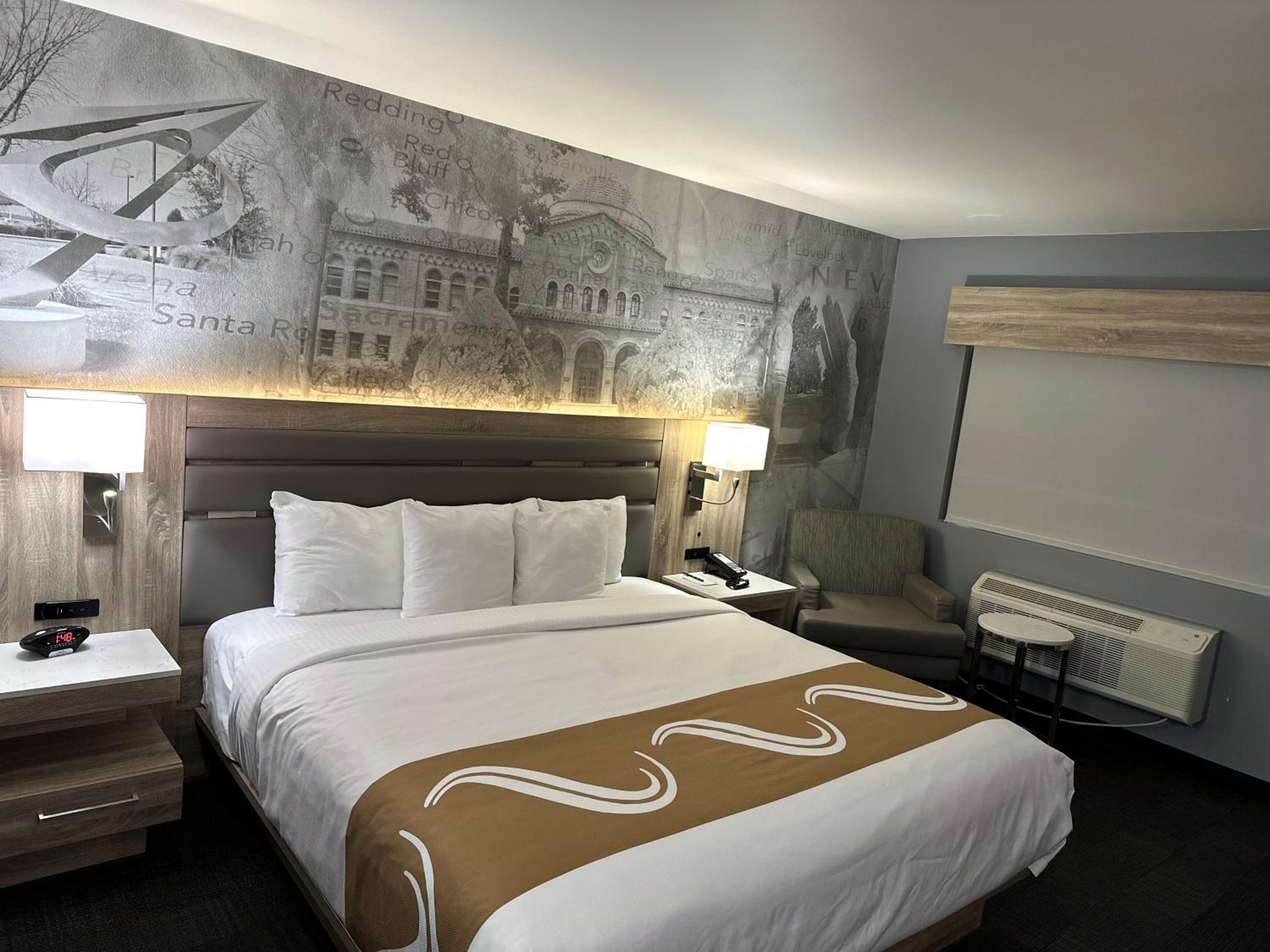 Deluxe King Room - Photo 2