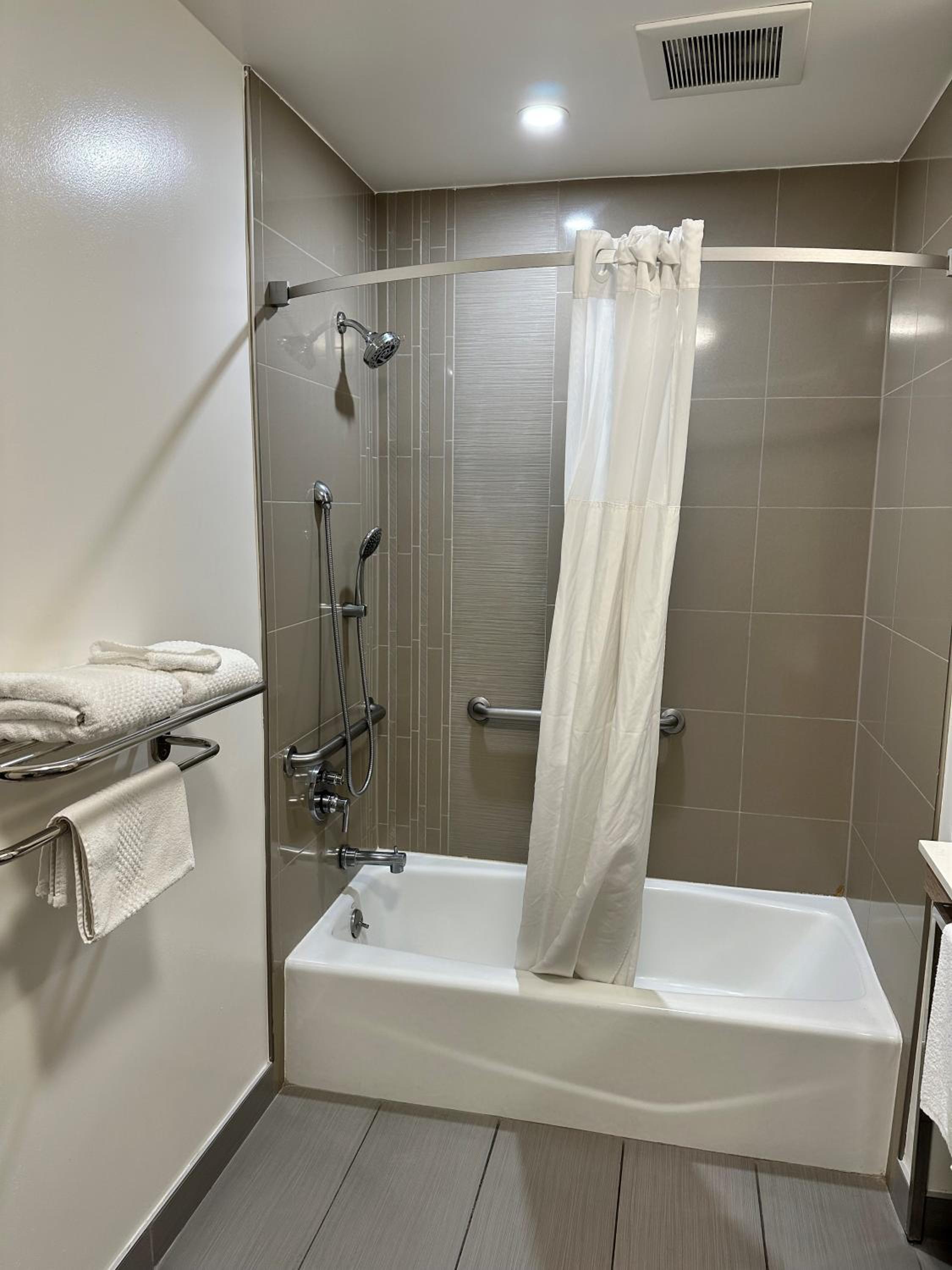 Queen Room with Accessible Tub - Accessible/Non-Smoking - Photo 3