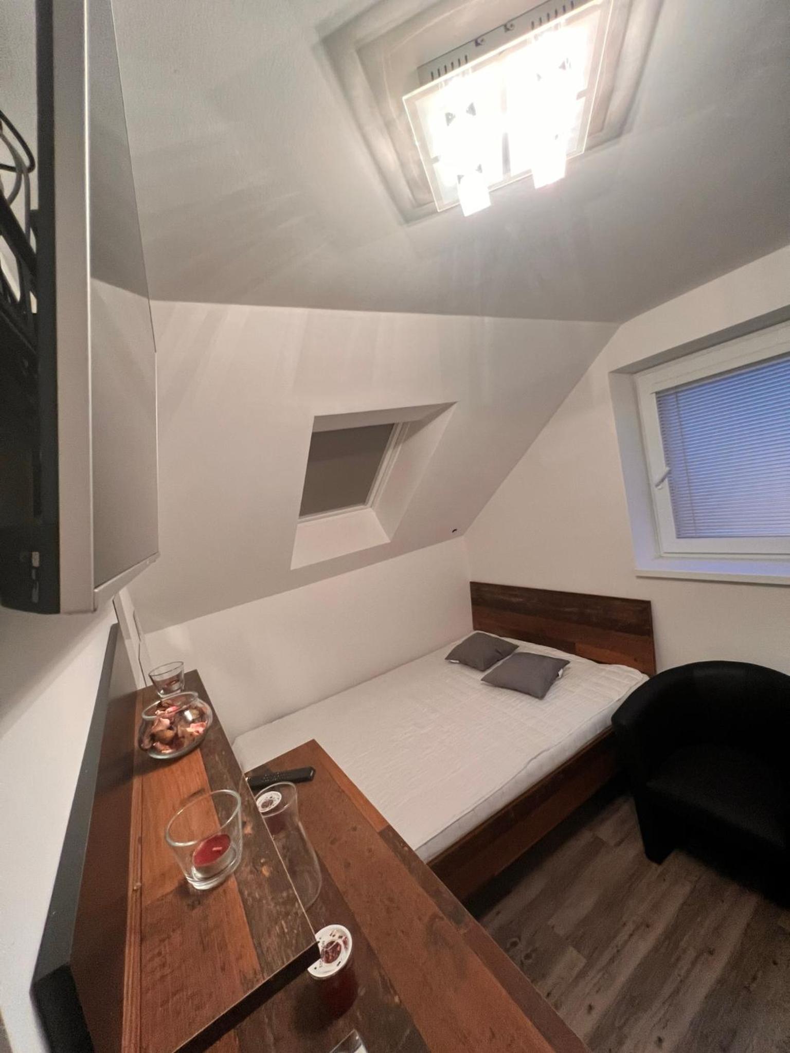 Deluxe Double Room with Shower photo 2