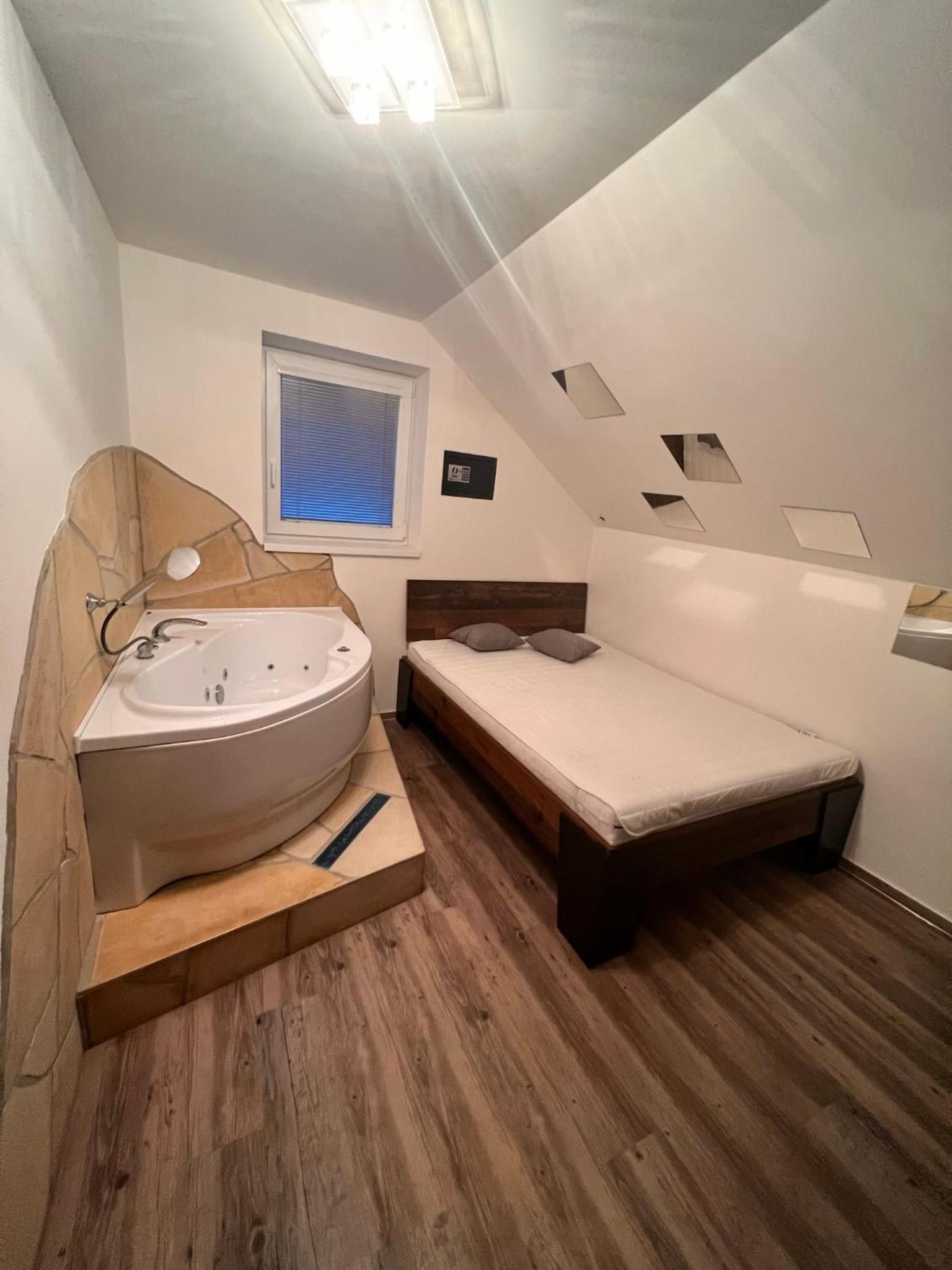 Deluxe Double Room with Bath photo 2