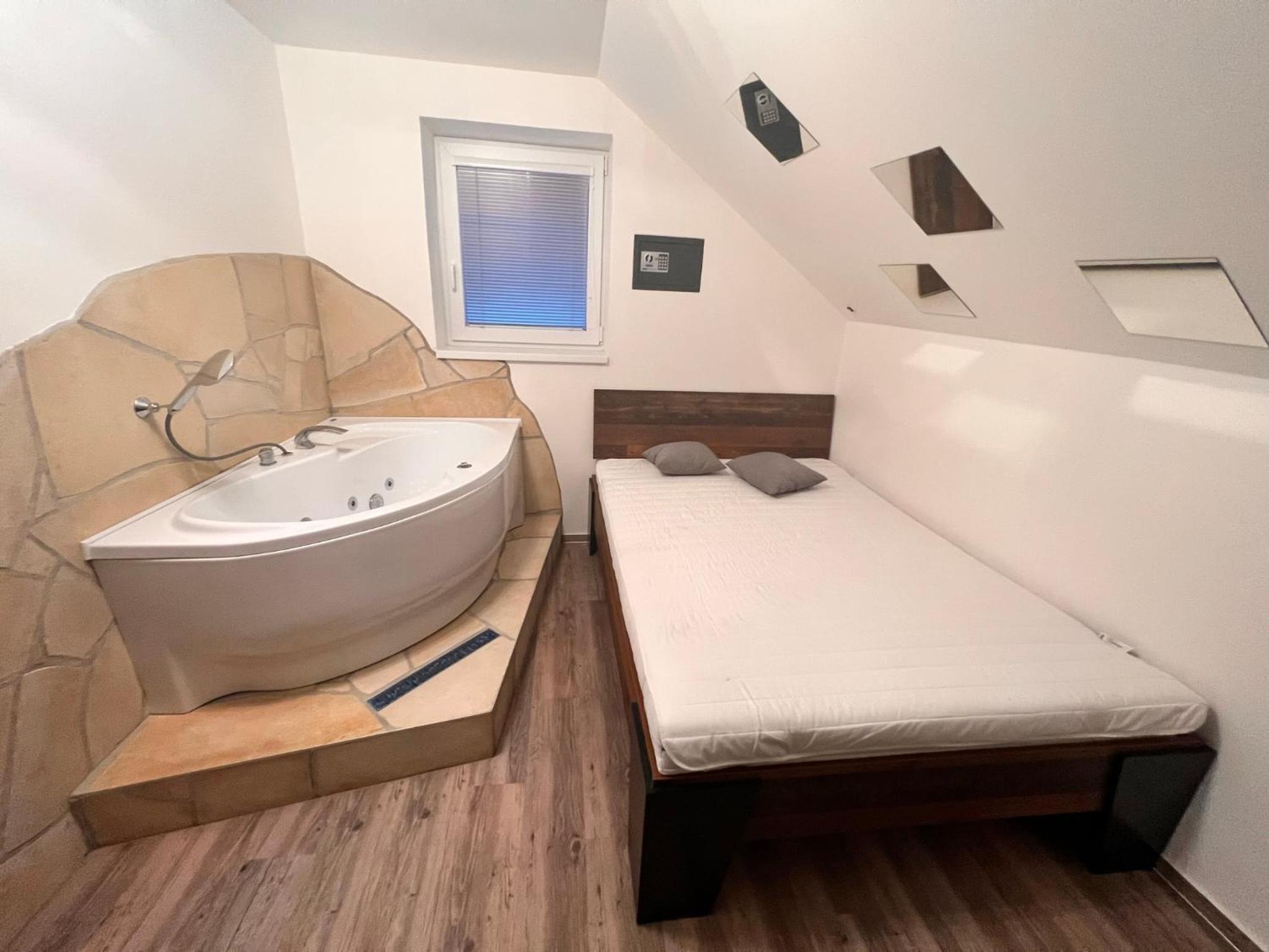 Deluxe Double Room with Bath photo 3