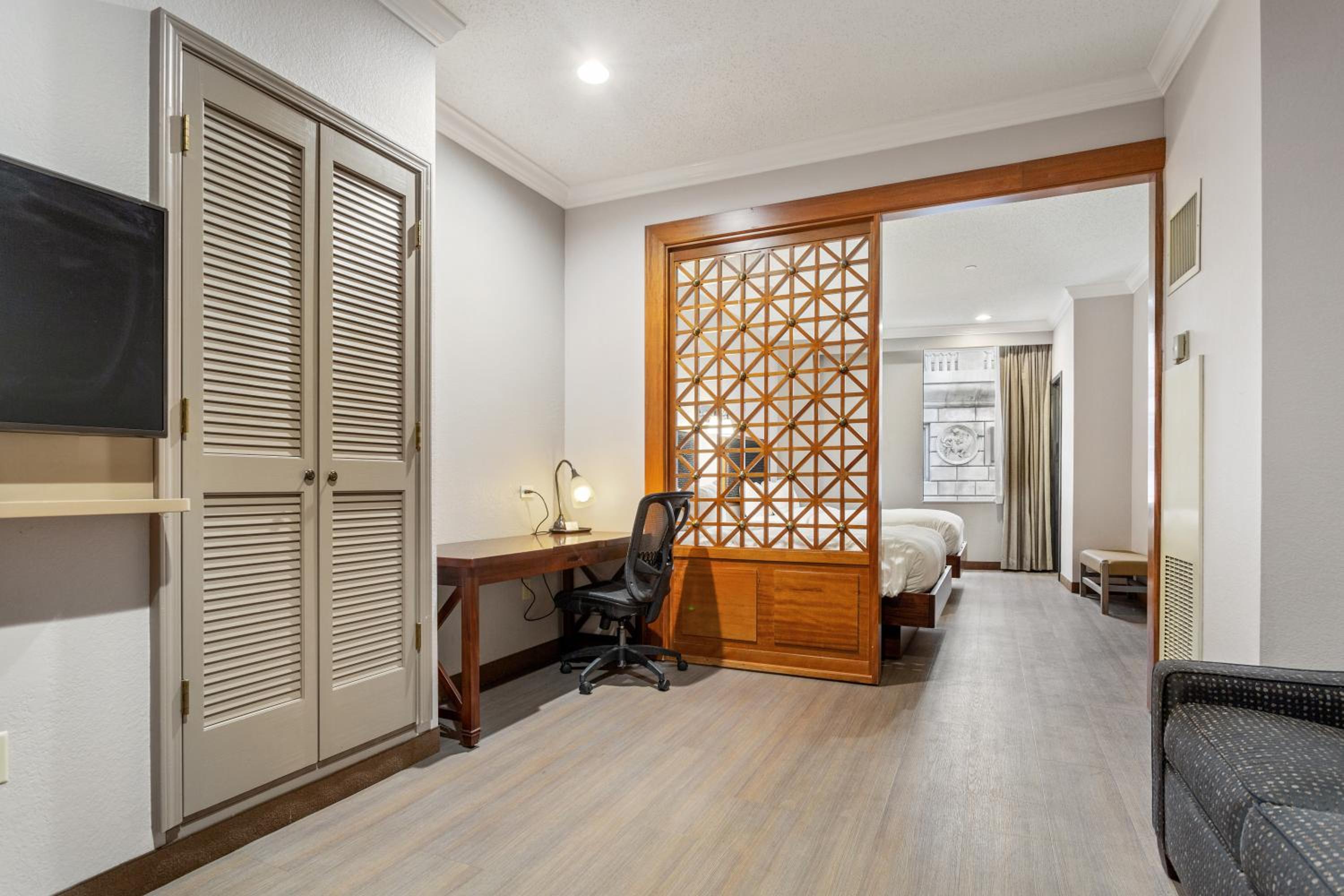 Suite with Two Double Beds - Non-Smoking - Photo 3