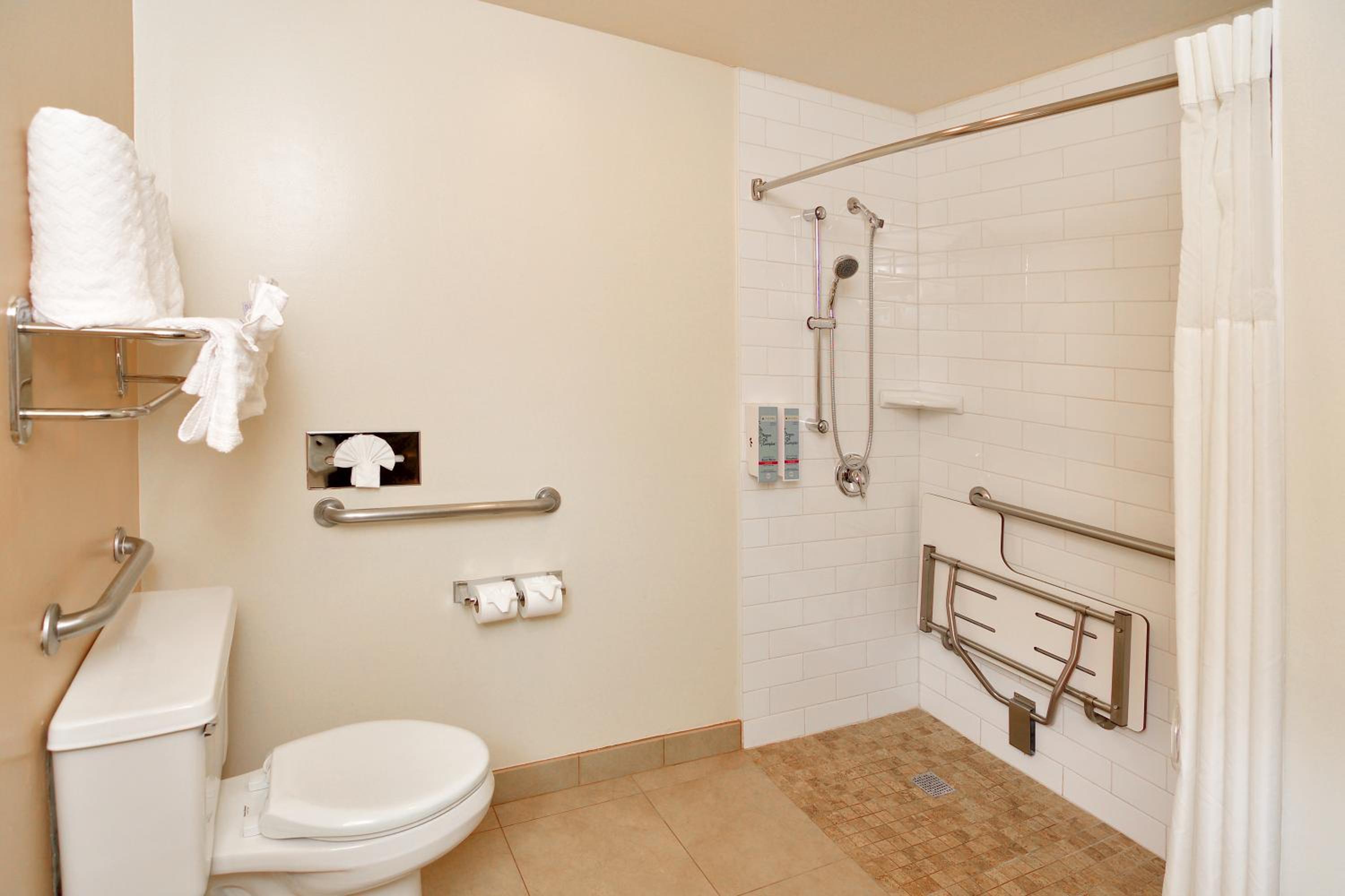 Queen Room with Roll-In Shower - Disability Access photo 3