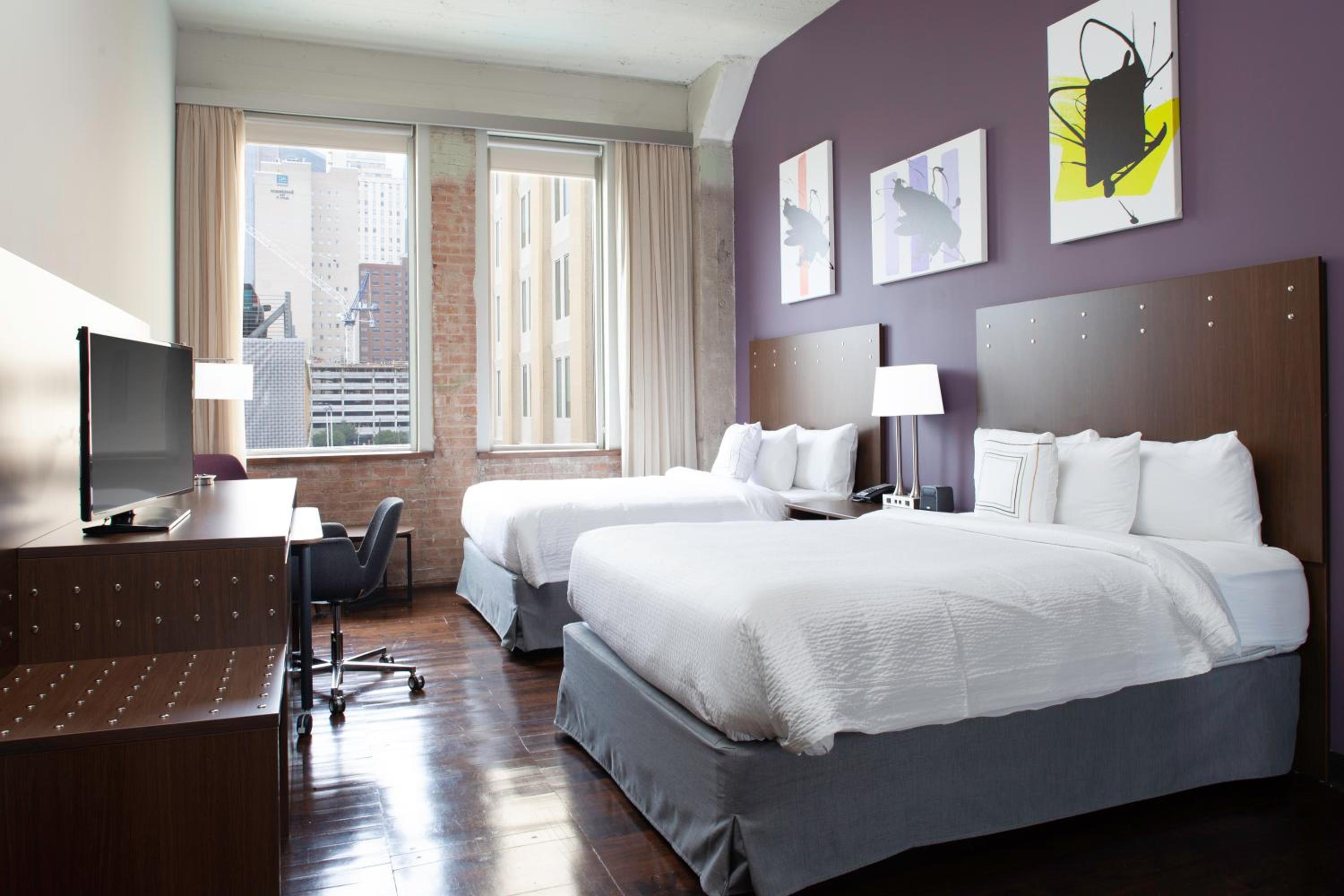 Queen Room with Roll-in Shower – Mobility and Hearing Accessible  photo 1