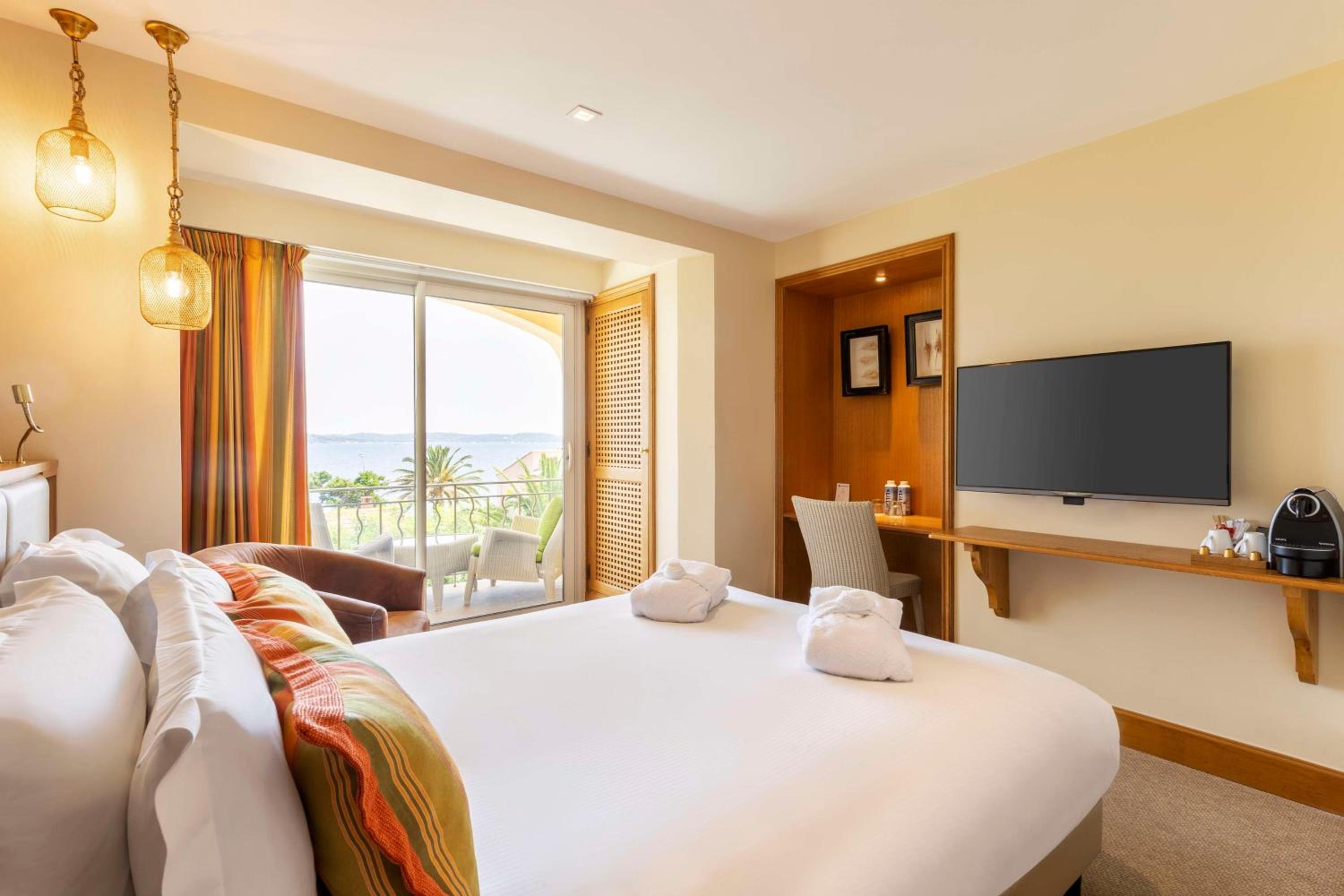 Superior Queen Room with Terrace and Sea View - Photo 1