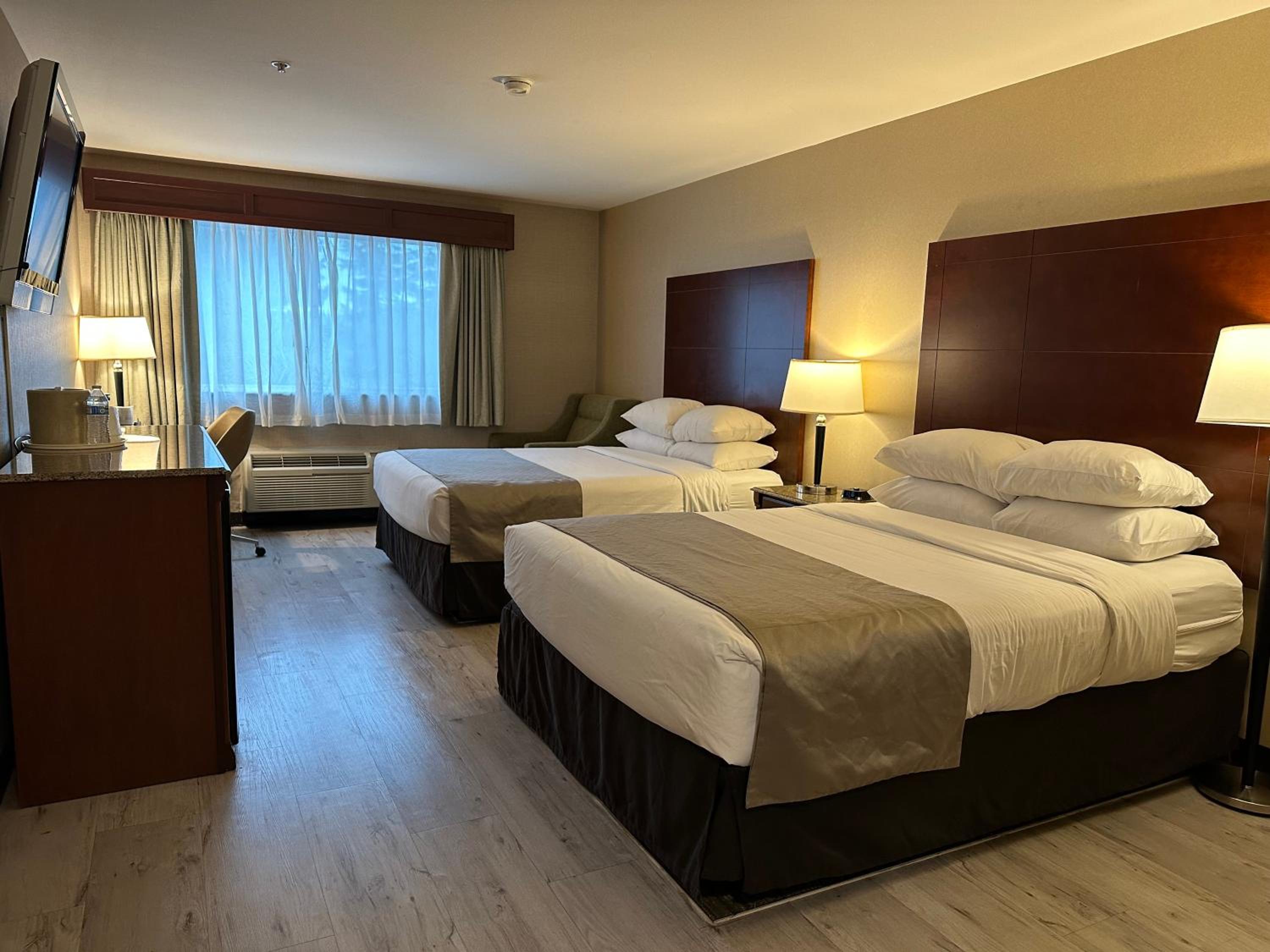 Queen Room with Two Queen Beds - Pet Friendly/Non-Smoking - Photo 2