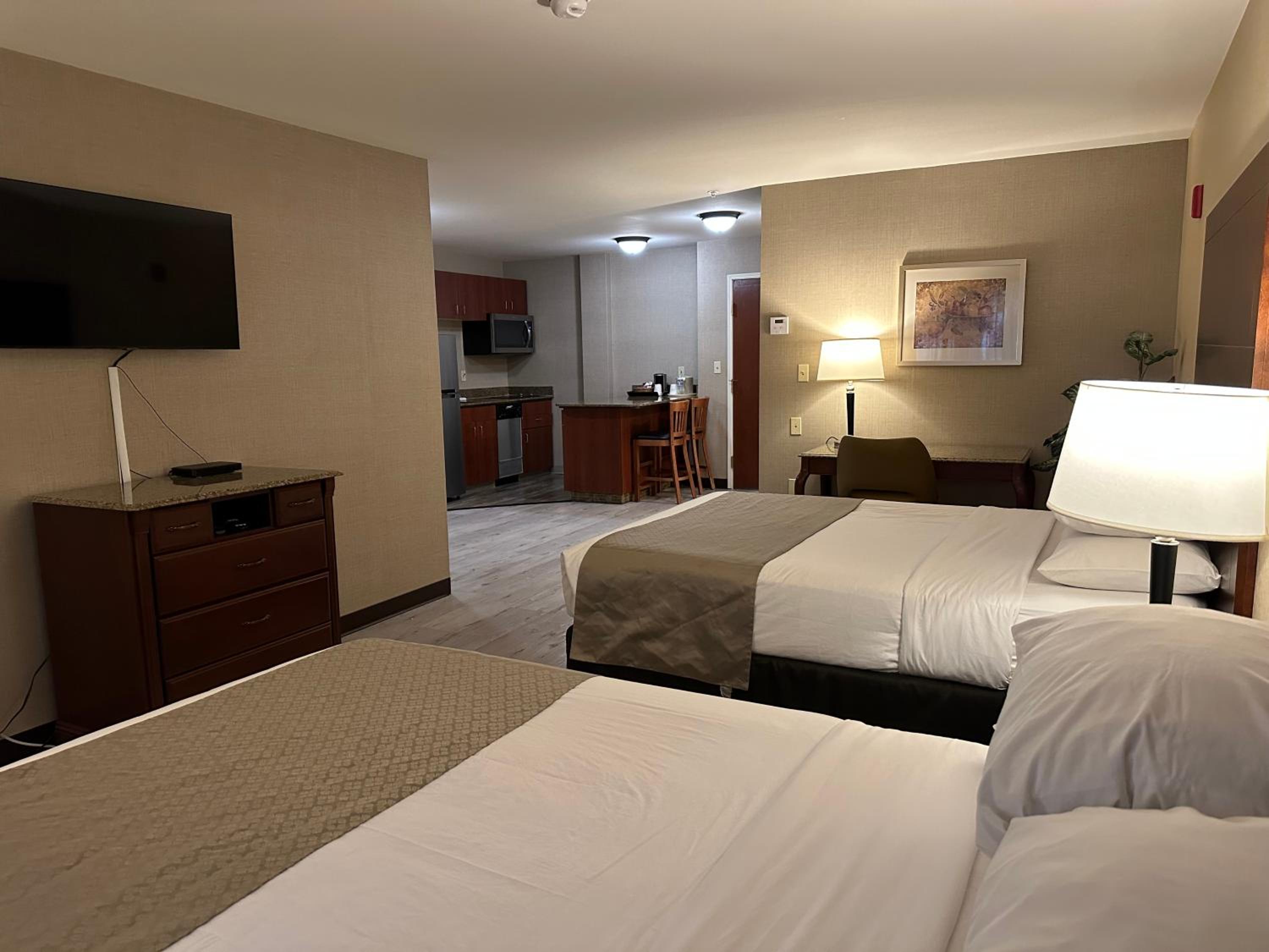 Deluxe Suite with Two Queen Beds - Non-Smoking - Photo 3