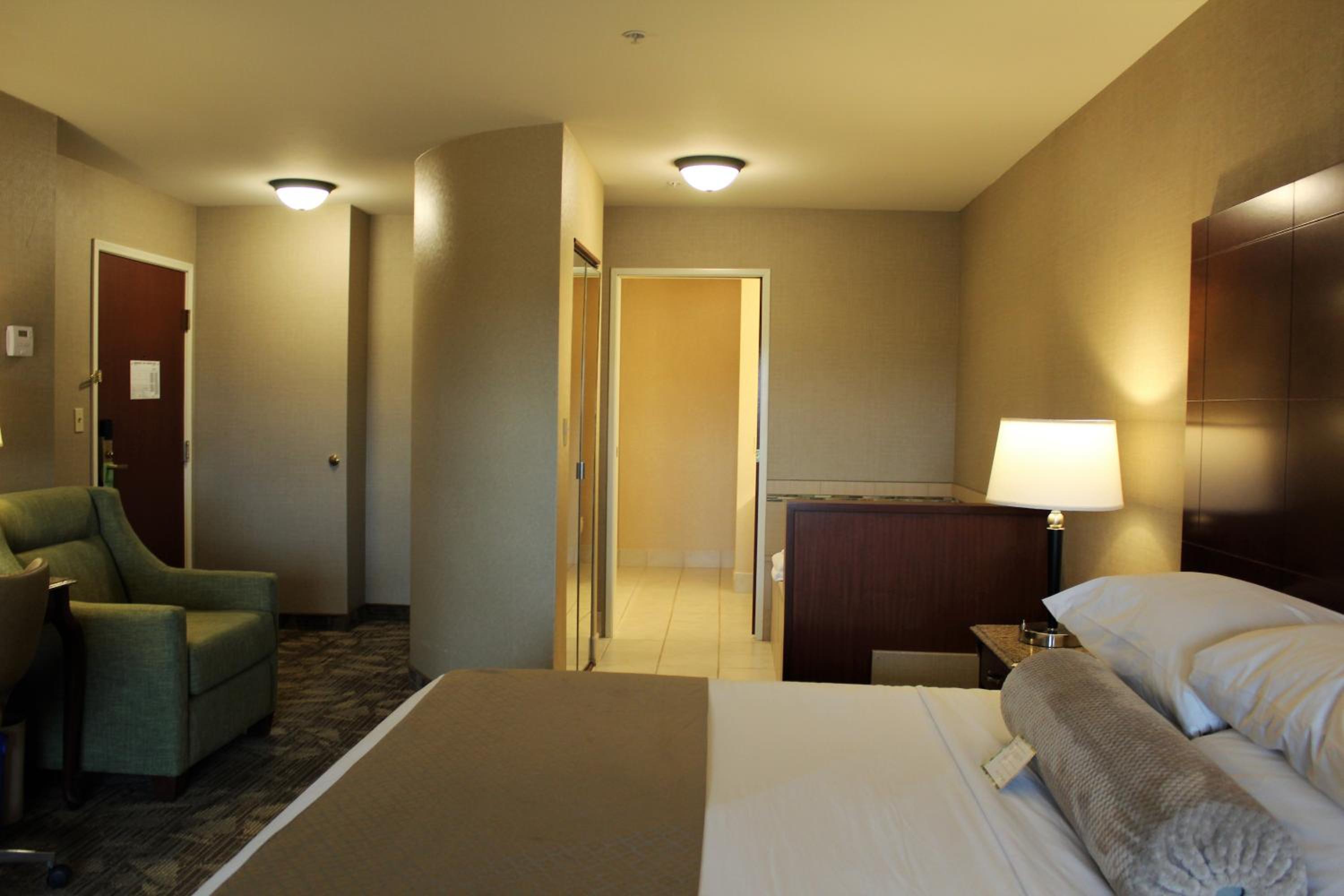 Deluxe Suite with Spa Bath - Photo 2