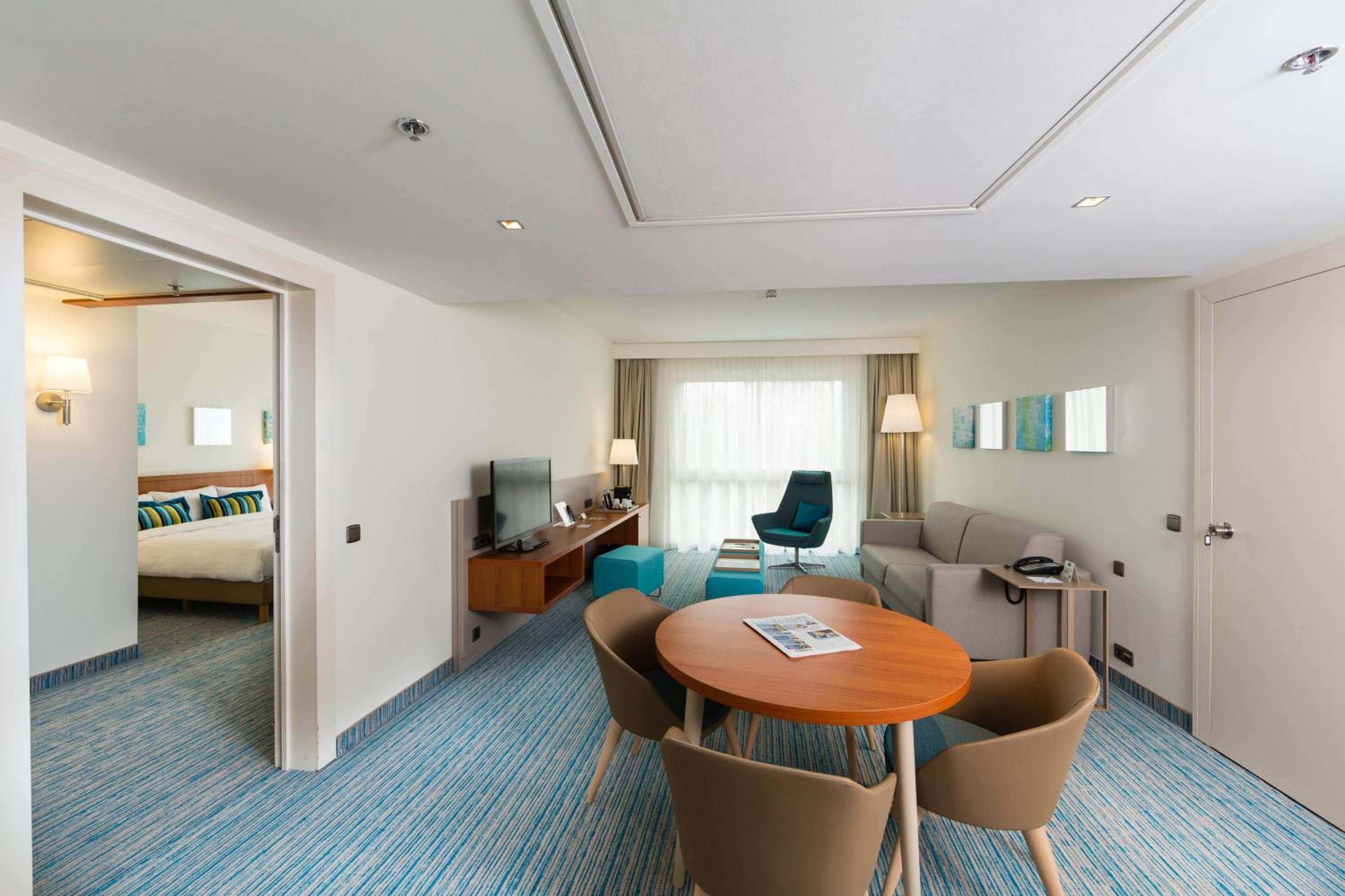 Junior Suite, 1 King, Garden view, Premium Package