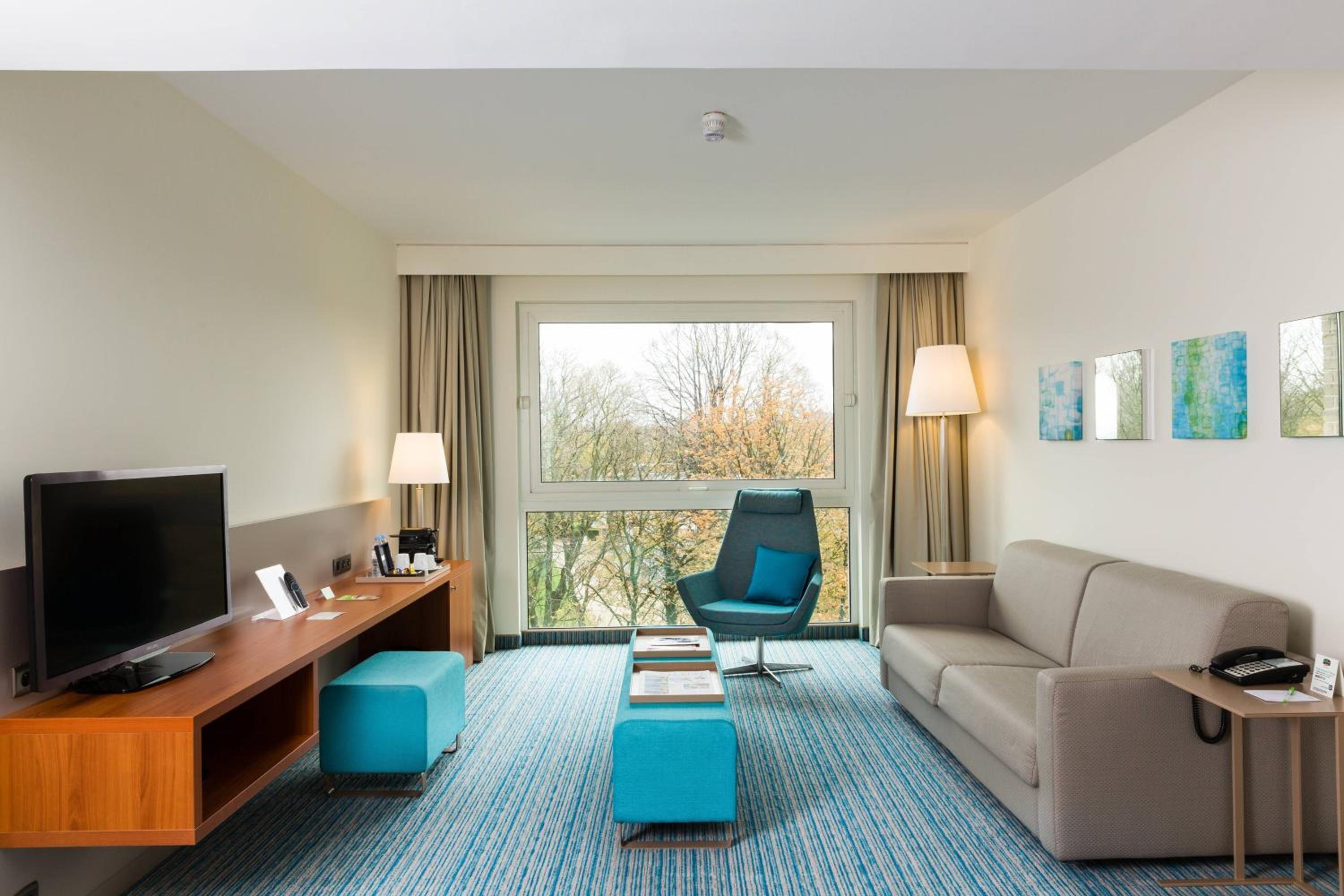 Junior Suite, 1 King, Garden view, Premium Package