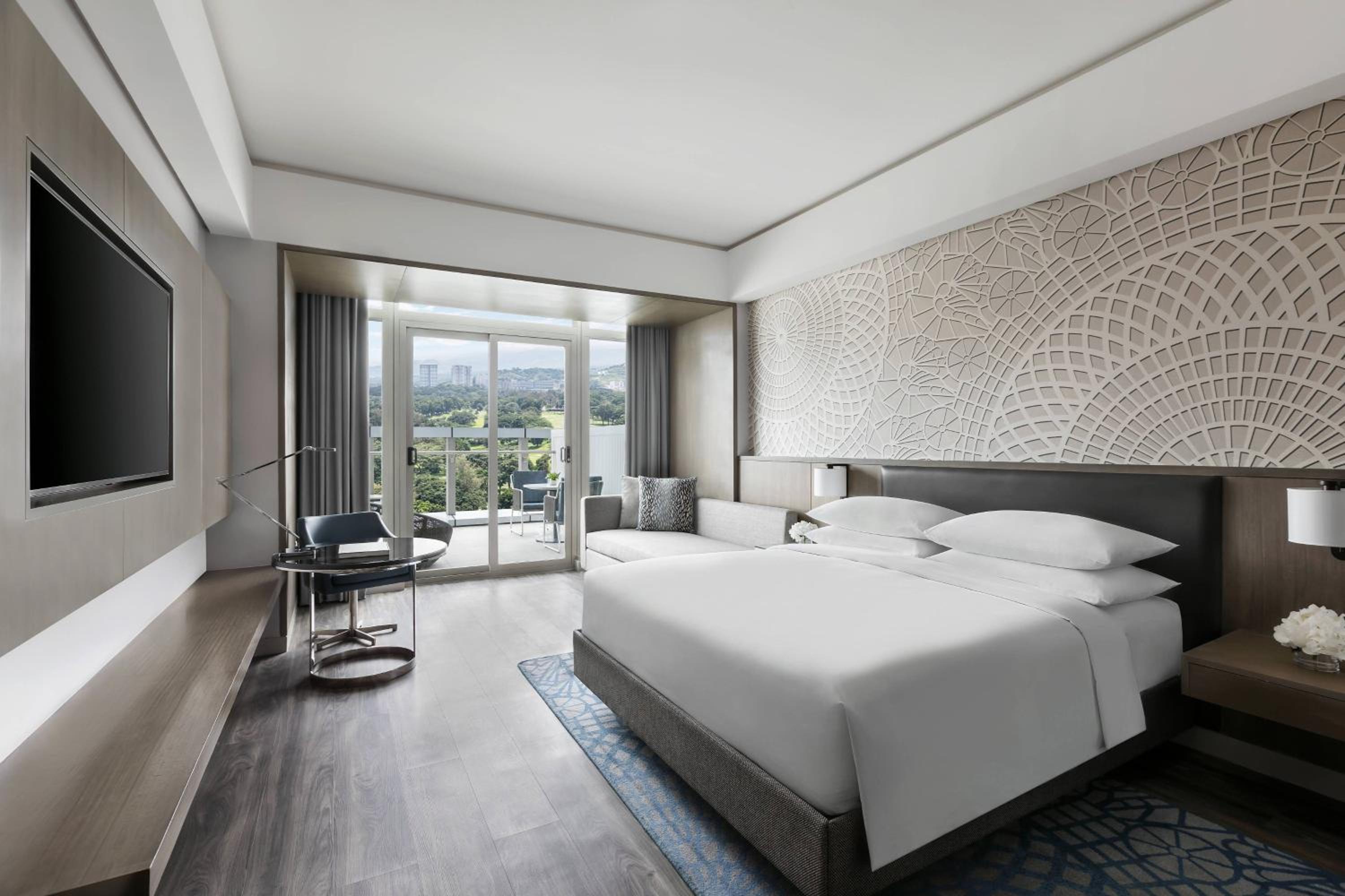 Deluxe King Room with Balcony - Photo 5