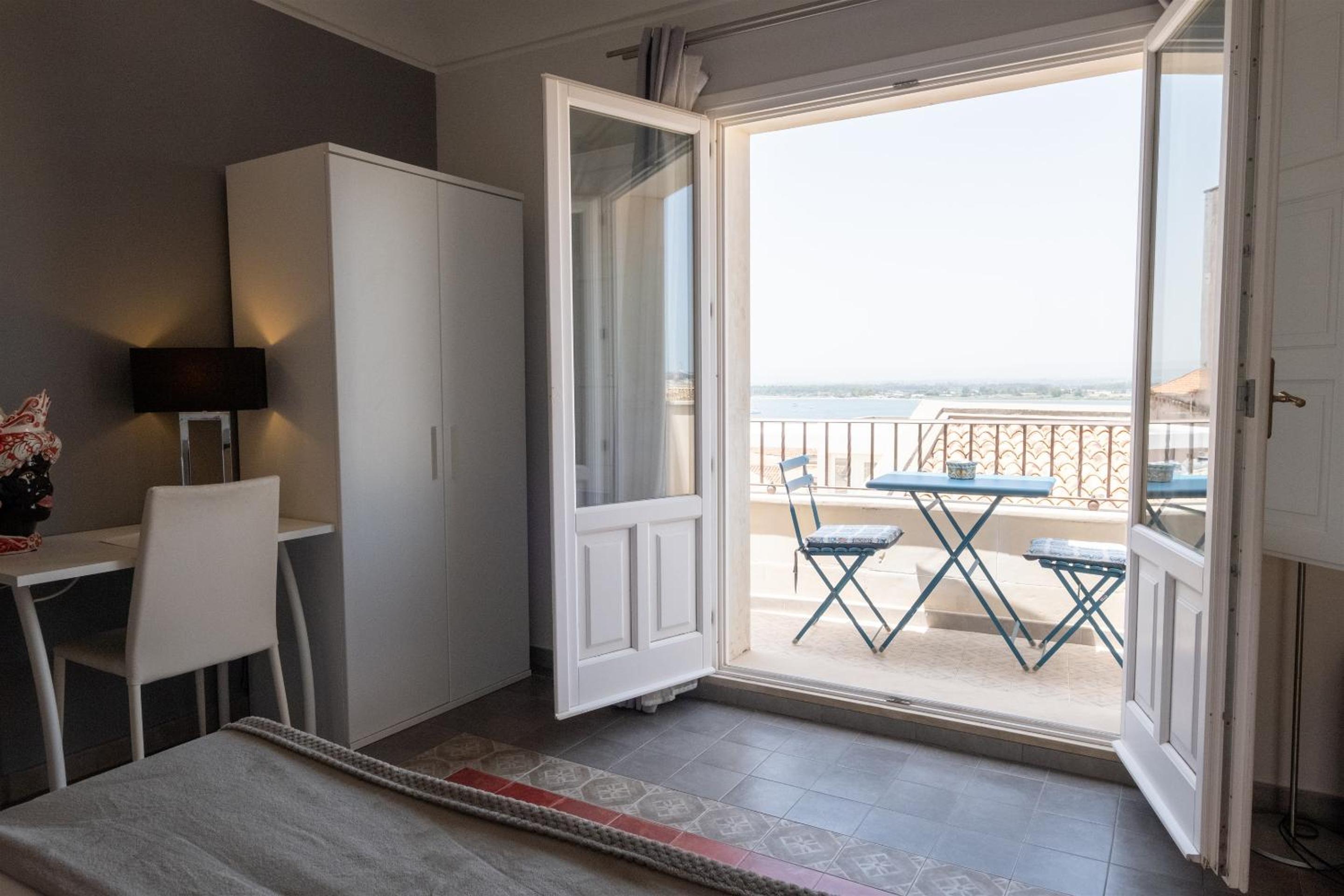 Deluxe Double Room with Sea View photo 3
